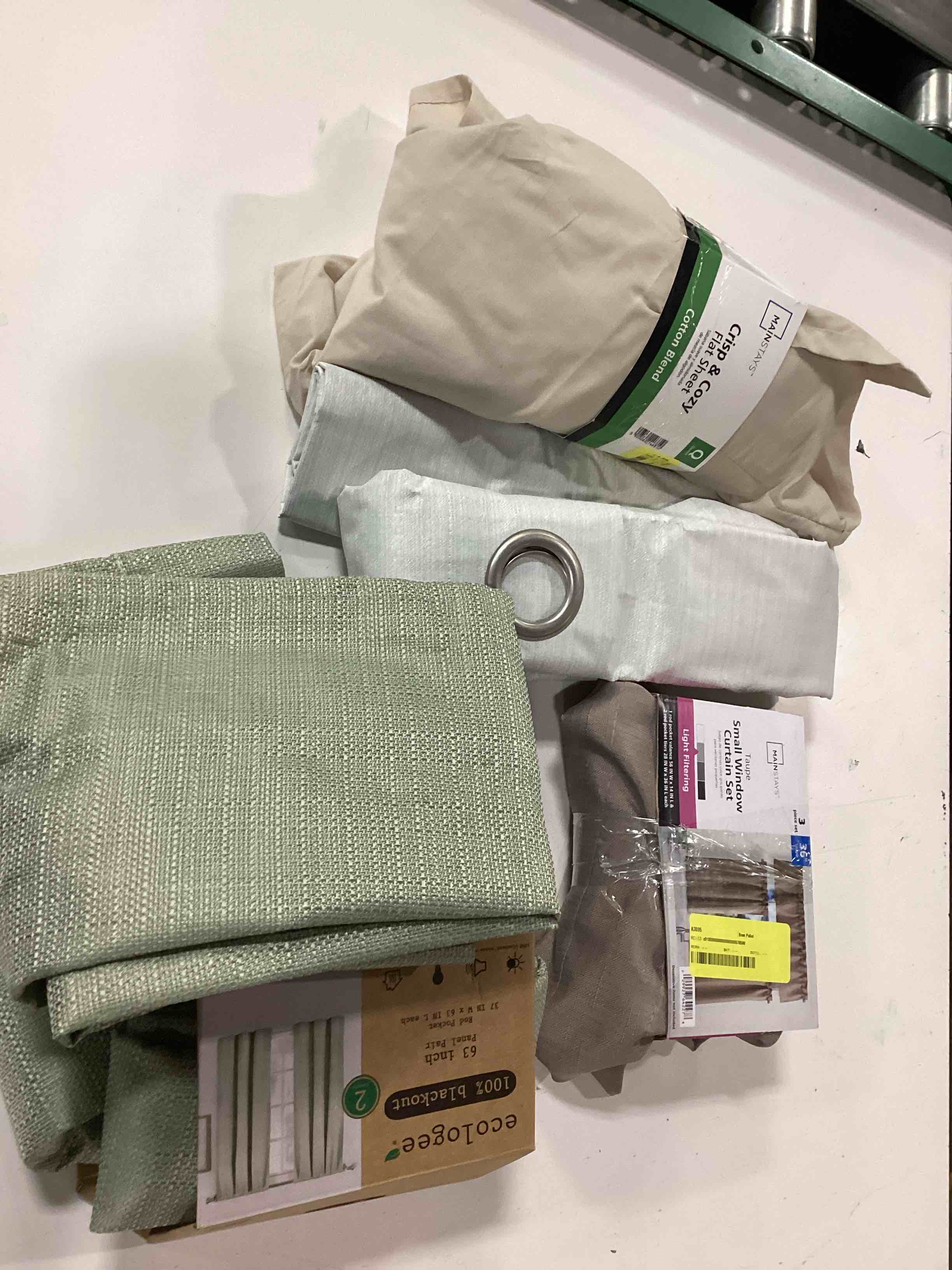 Condition photo showing Good Condition for assorted accessories for home decoration