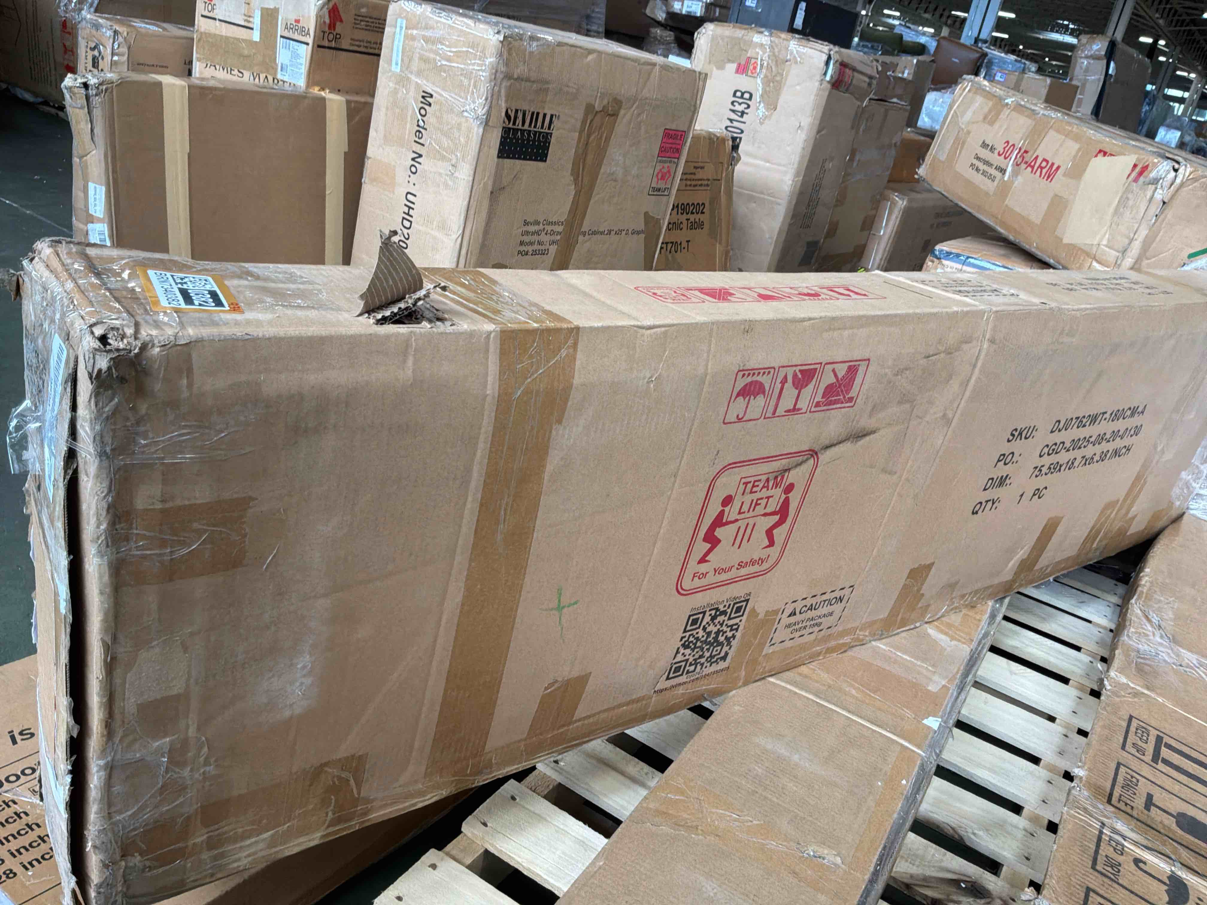 Condition photo showing Good Condition for large chest of drawers with 12 drawers 180 cm wide and 116 cm high, for bedroom with led light