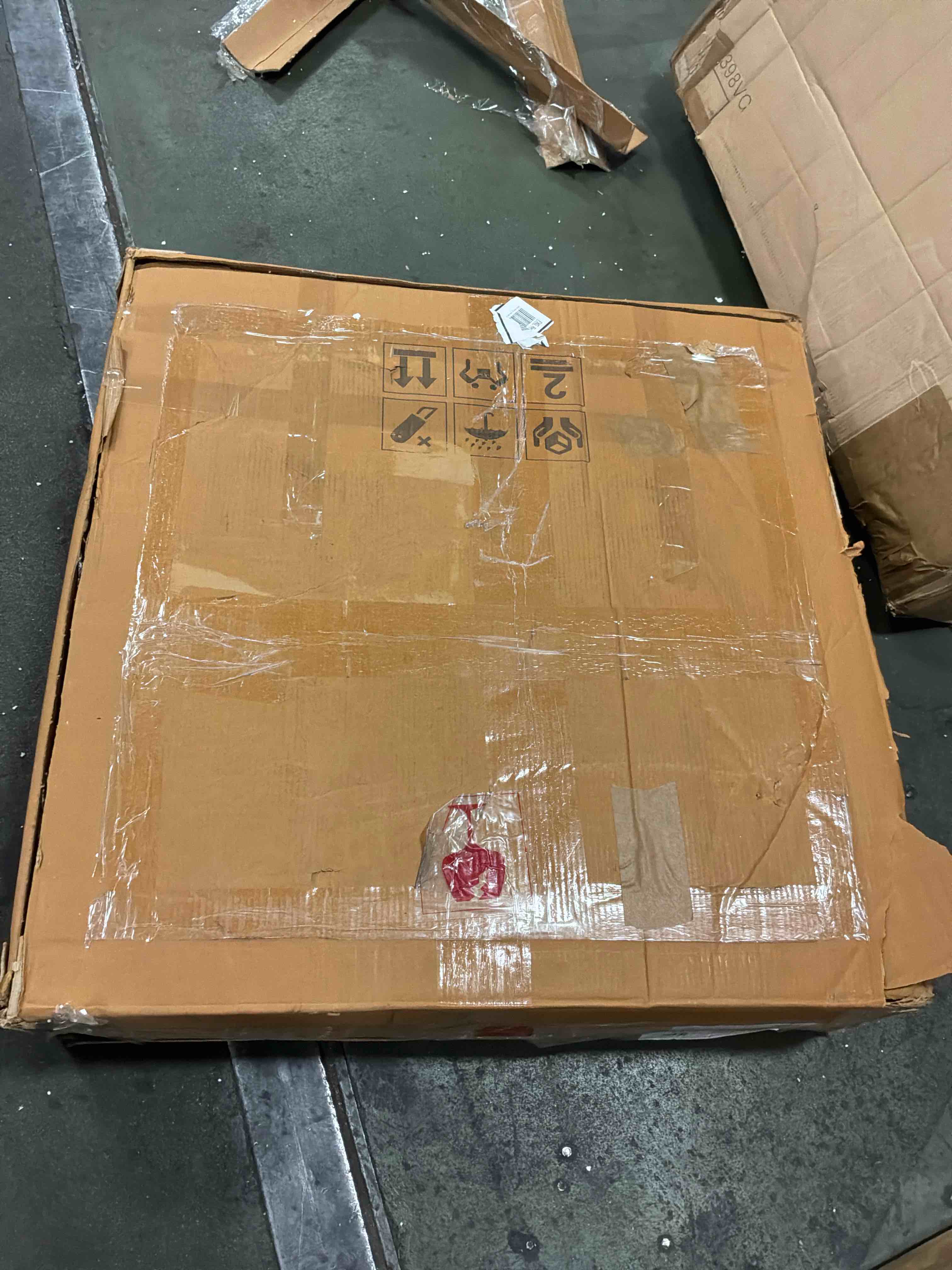 Condition photo showing Good Condition for helen round coffee table, raw brass by four hands ( base only)