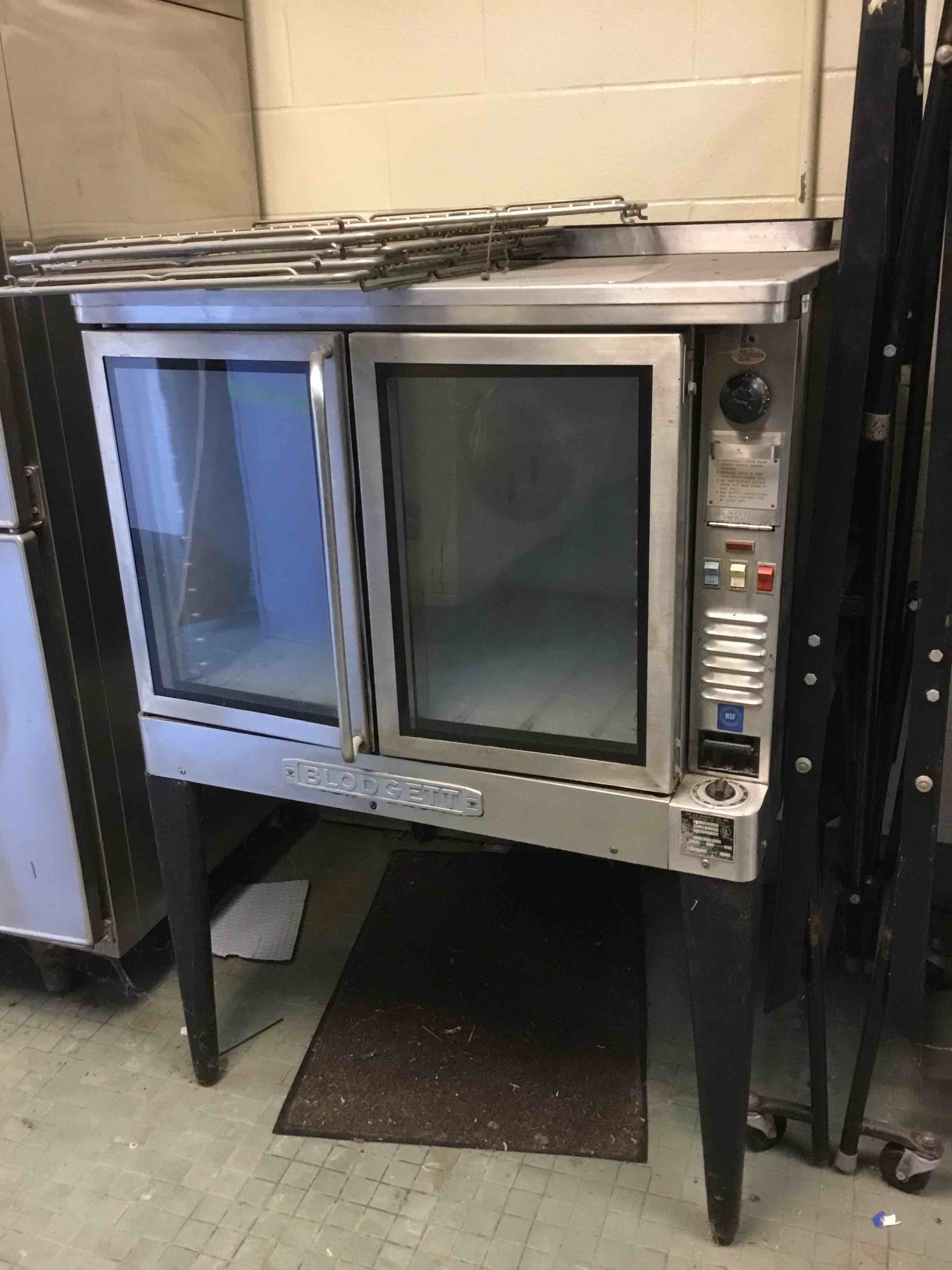 BLODGETT oven model EF-111. 208-220 v 60 hz phase 1 38”x37”x54”