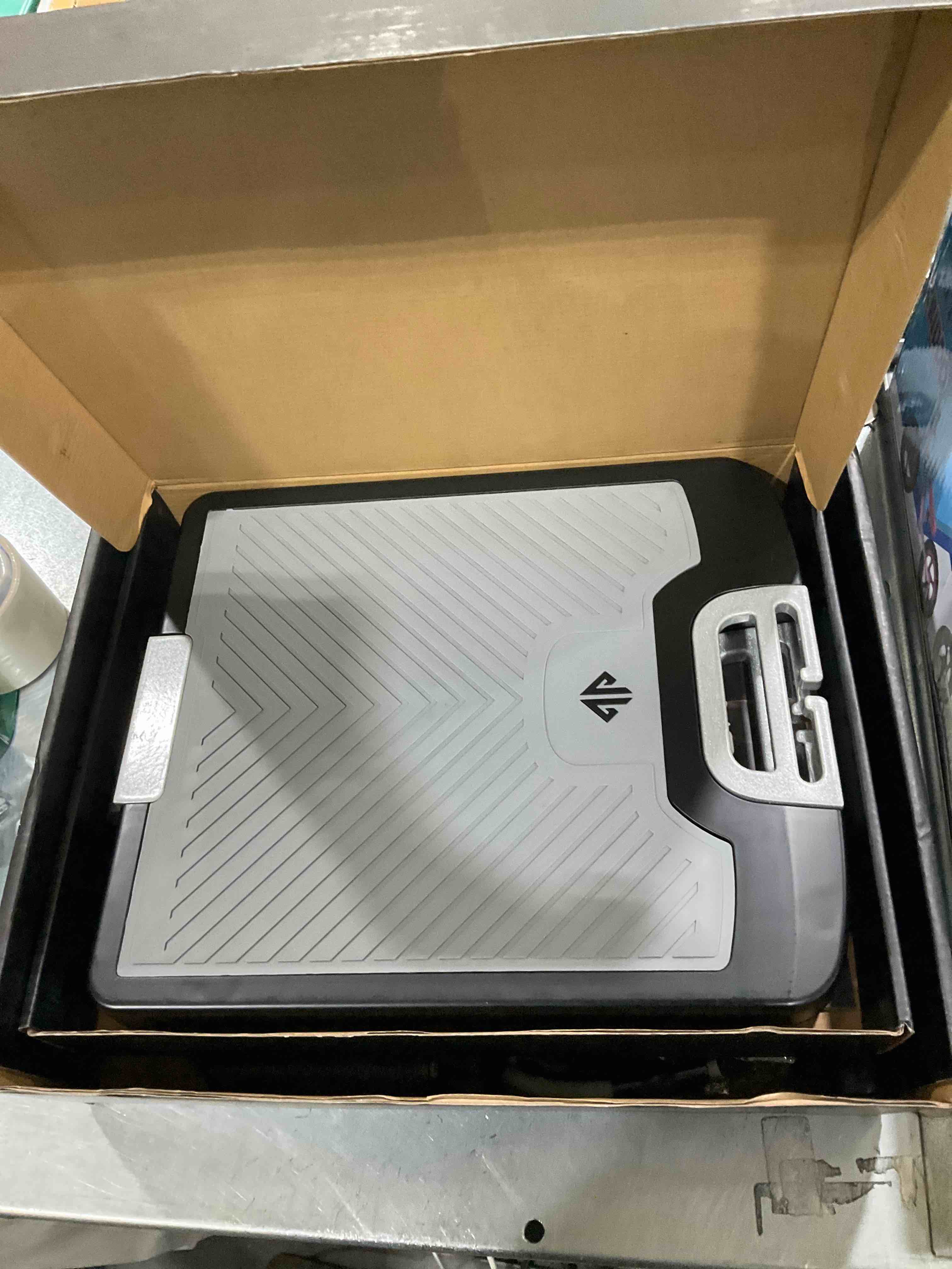 https://s3.amazonaws.com/lotting-images-prod/bidfta/EXS00103619_1676651975023.jpeg