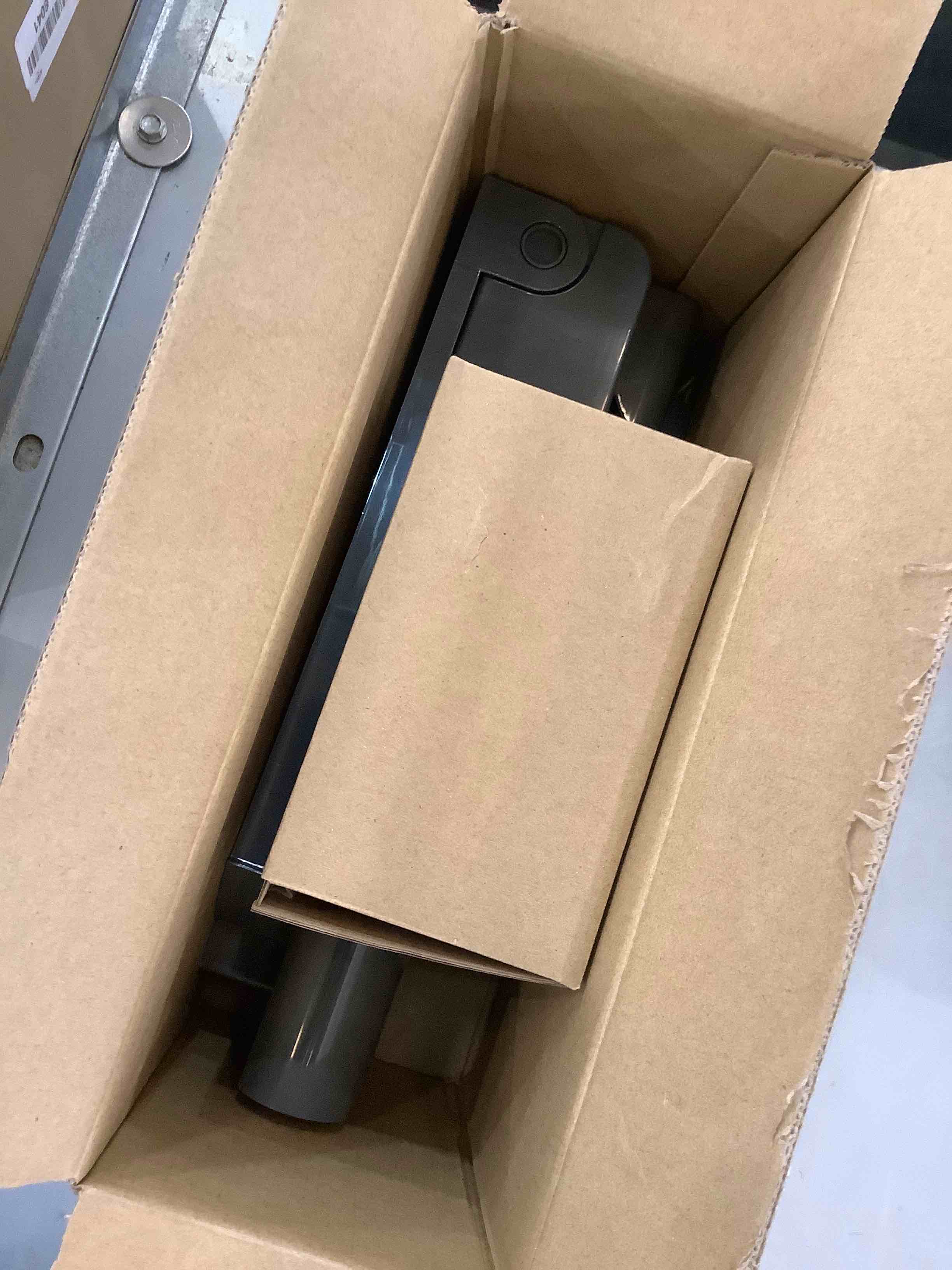 https://s3.amazonaws.com/lotting-images-prod/bidfta/EXS00122992_1685033152513.jpeg