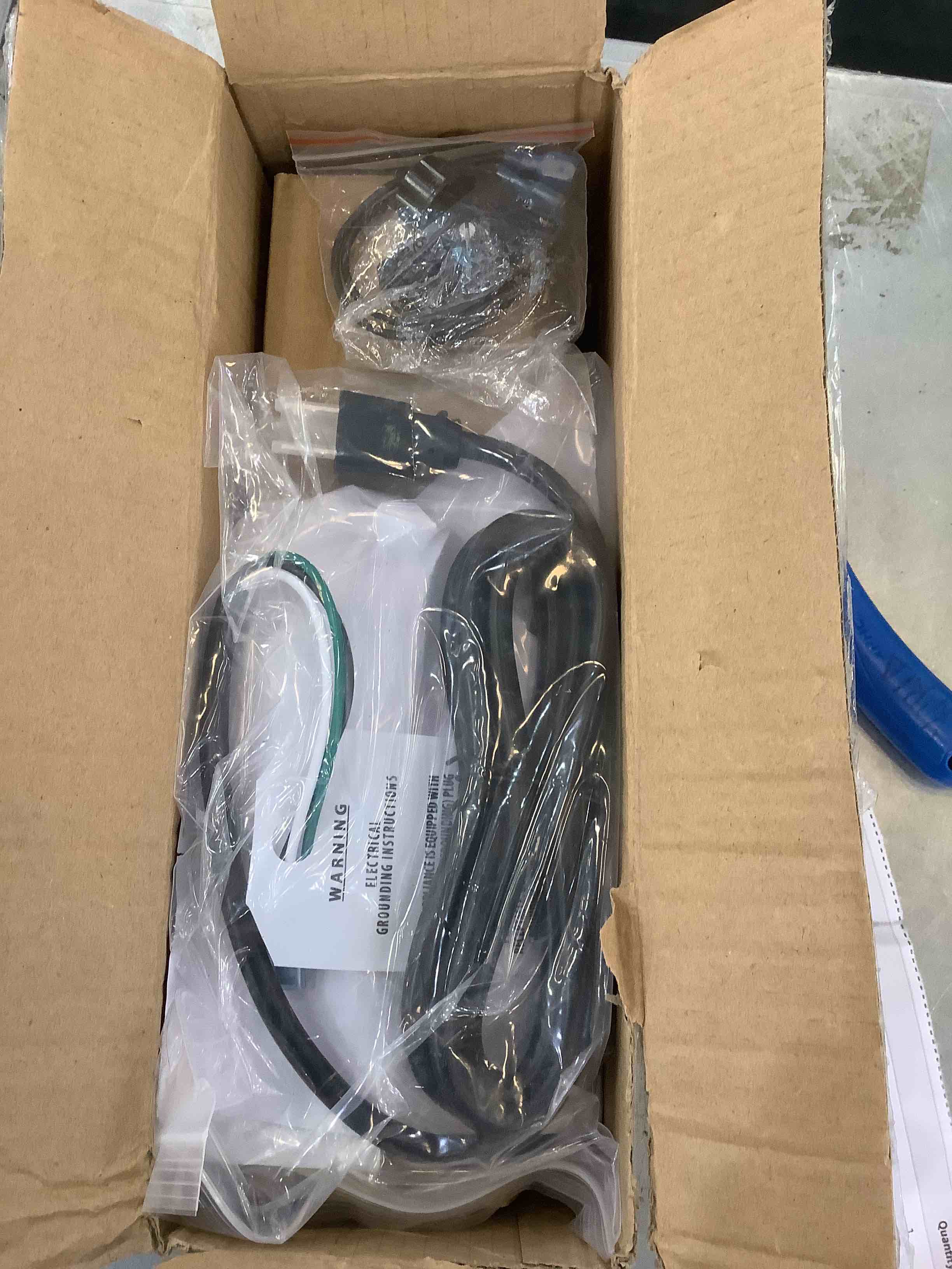 https://s3.amazonaws.com/lotting-images-prod/bidfta/EXS00191243_1683052754327.jpeg