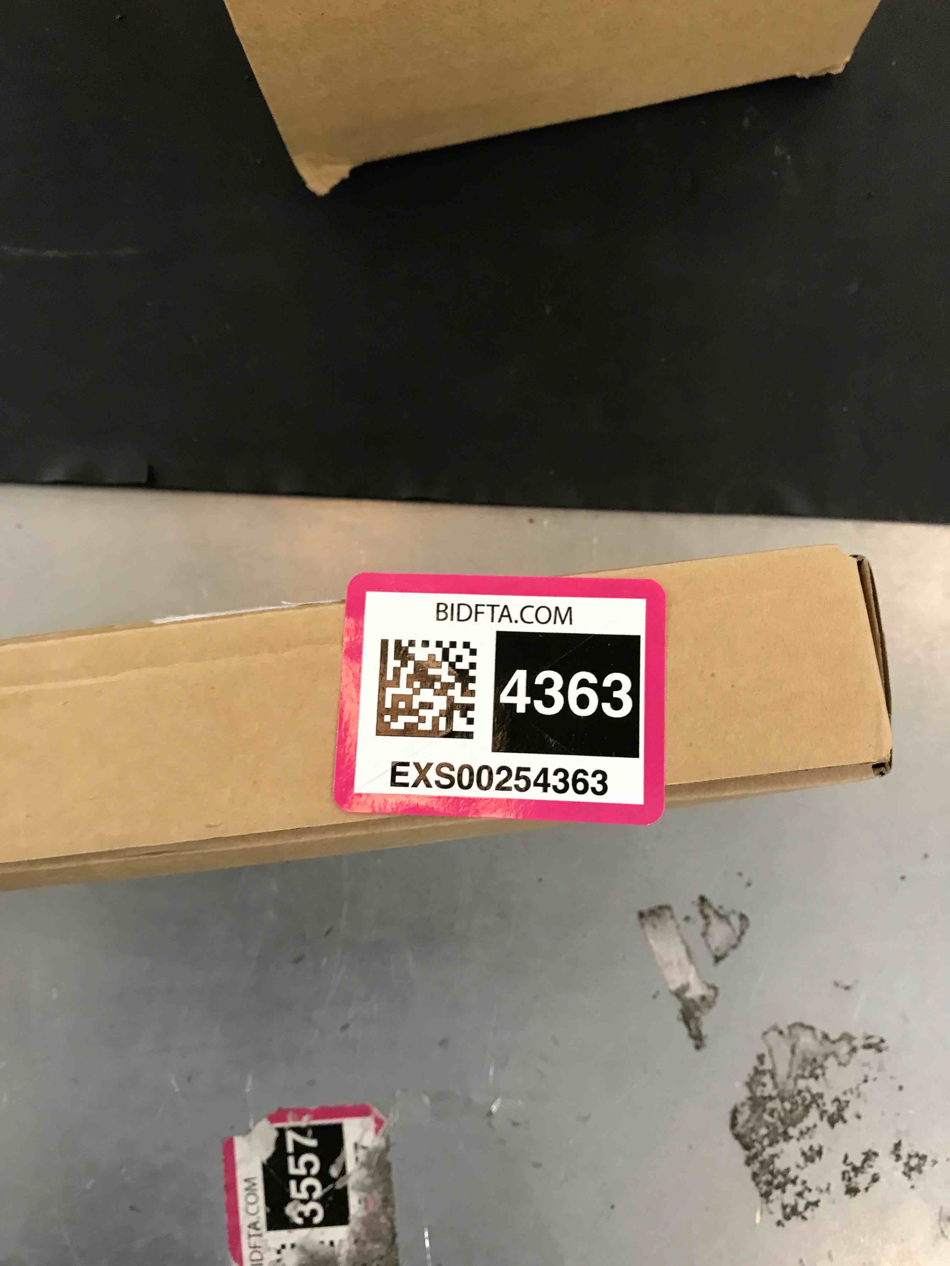 https://s3.amazonaws.com/lotting-images-prod/bidfta/EXS00254363_1685025972878.jpeg