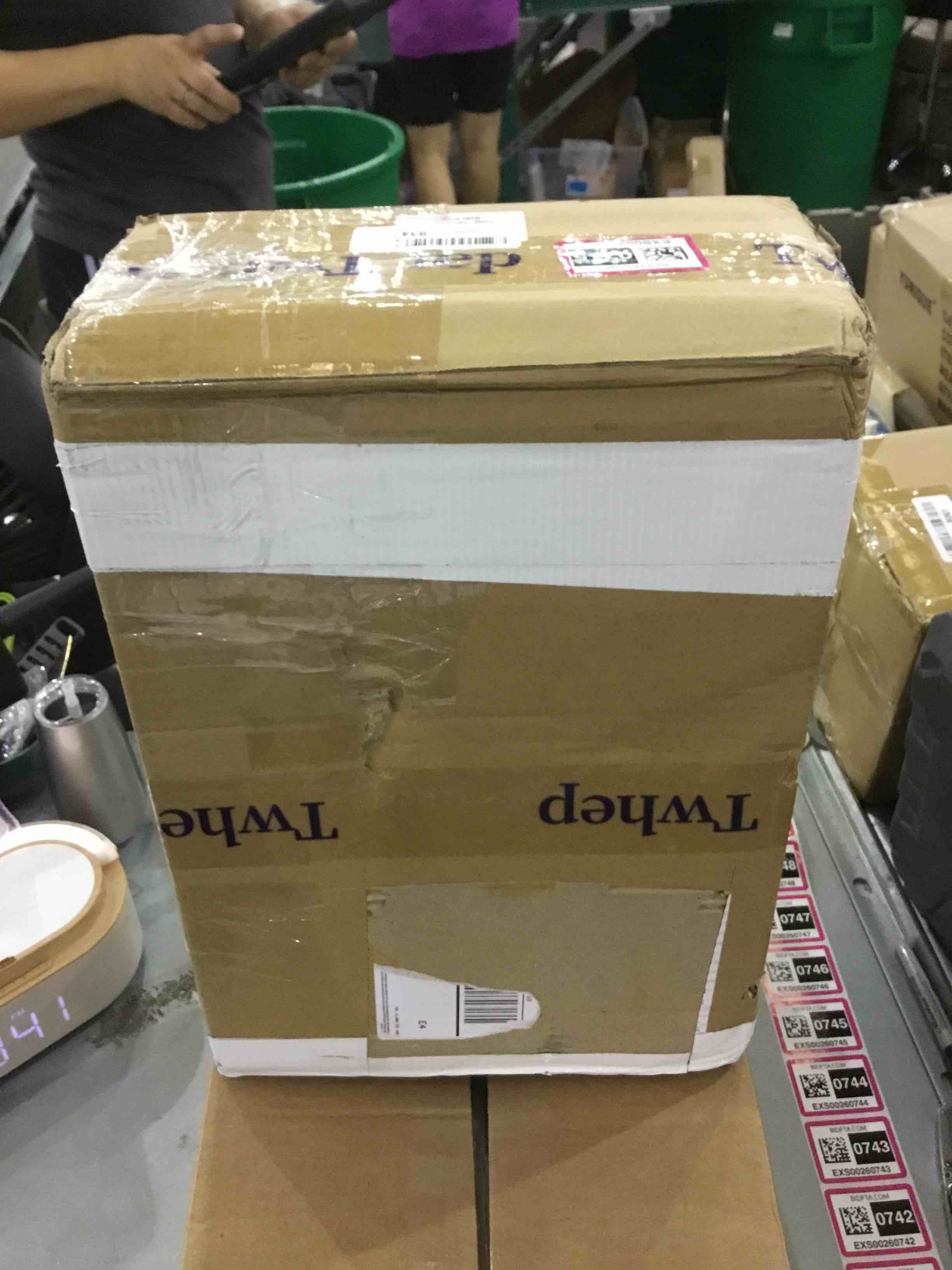 https://s3.amazonaws.com/lotting-images-prod/bidfta/EXS00260715_1684499987398.jpeg