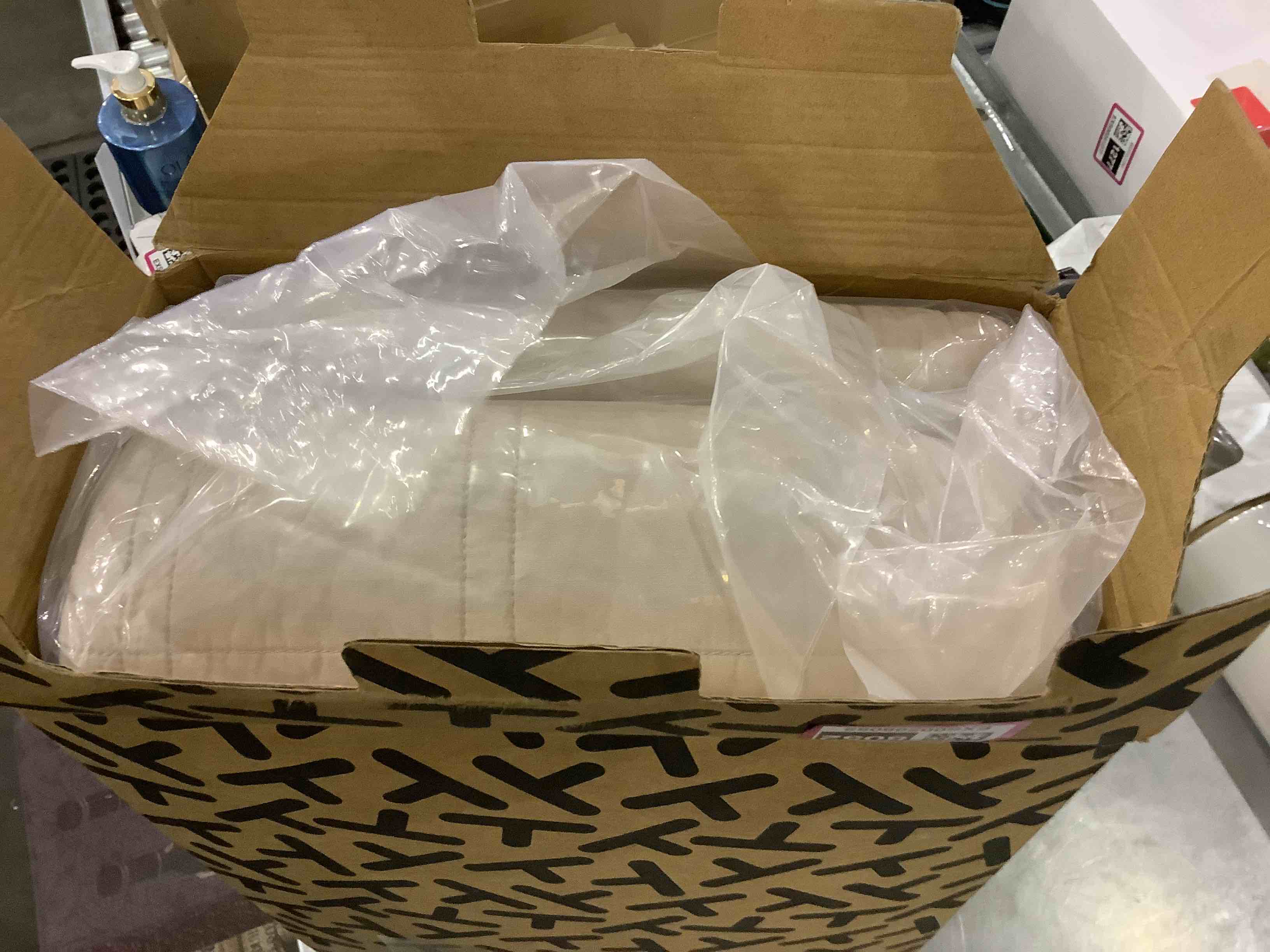 https://s3.amazonaws.com/lotting-images-prod/bidfta/EXS00298052_1686741519263.jpeg