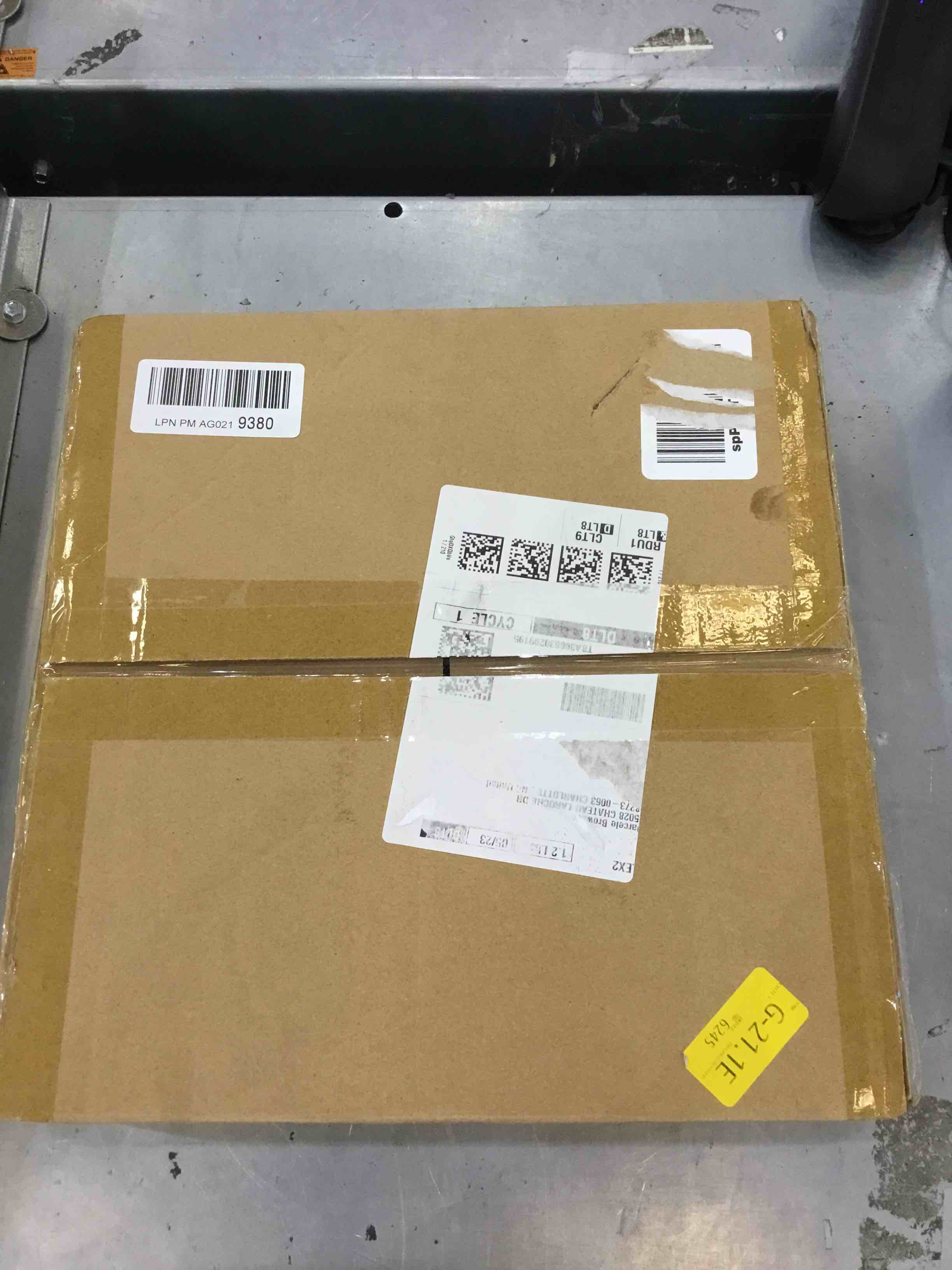 Green Eucalyptus Leaf Wreath, Vlorart 18 Inch Artificial Spring Wreaths for Front Door Decor Boxwood Wreath with Big Berries, Farmhouse Greenery Wreath Outside Year Round - Indoor/Outdoor