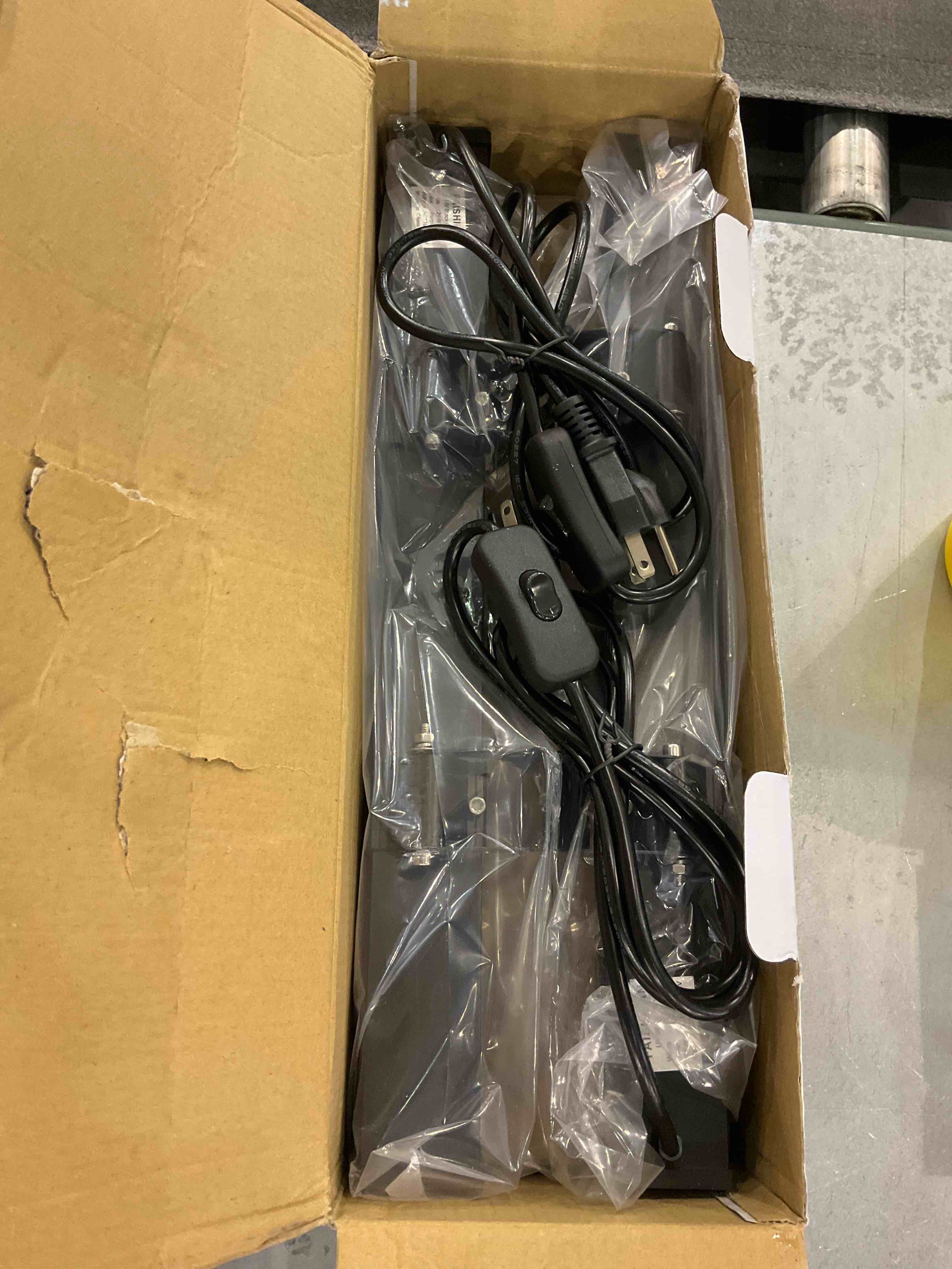 https://s3.amazonaws.com/lotting-images-prod/bidfta/EXS00340914_1692012277651.jpeg