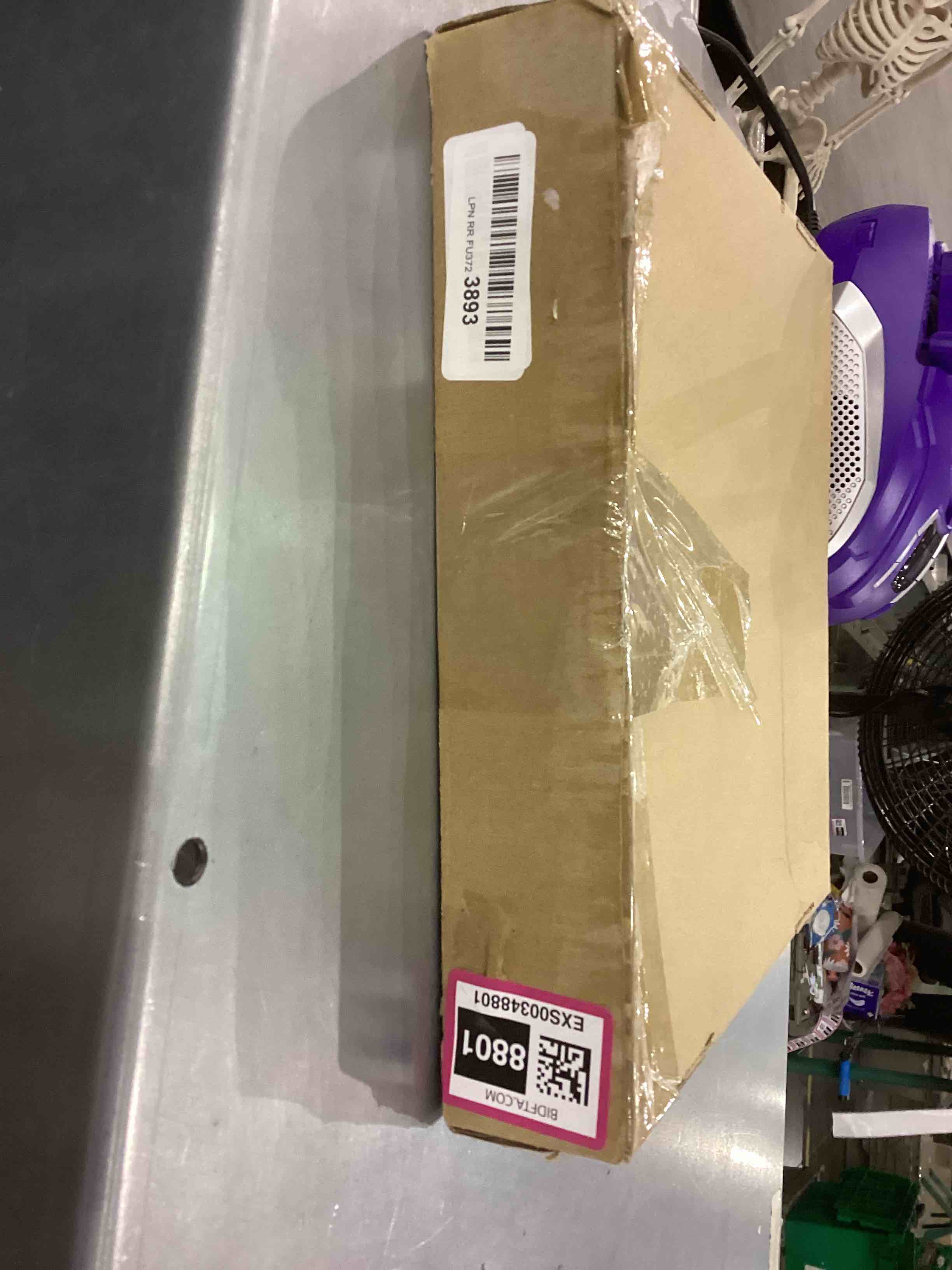 Hanobe Wood Slices for Centerpieces: 1Pcs Round Wood Plates Unfinished Rustic Wooden Cake Stands with Bark 28cm/11in Live Edge Wood Slab for Wedding Table Natural Wood Platter Wood Pieces for Crafts