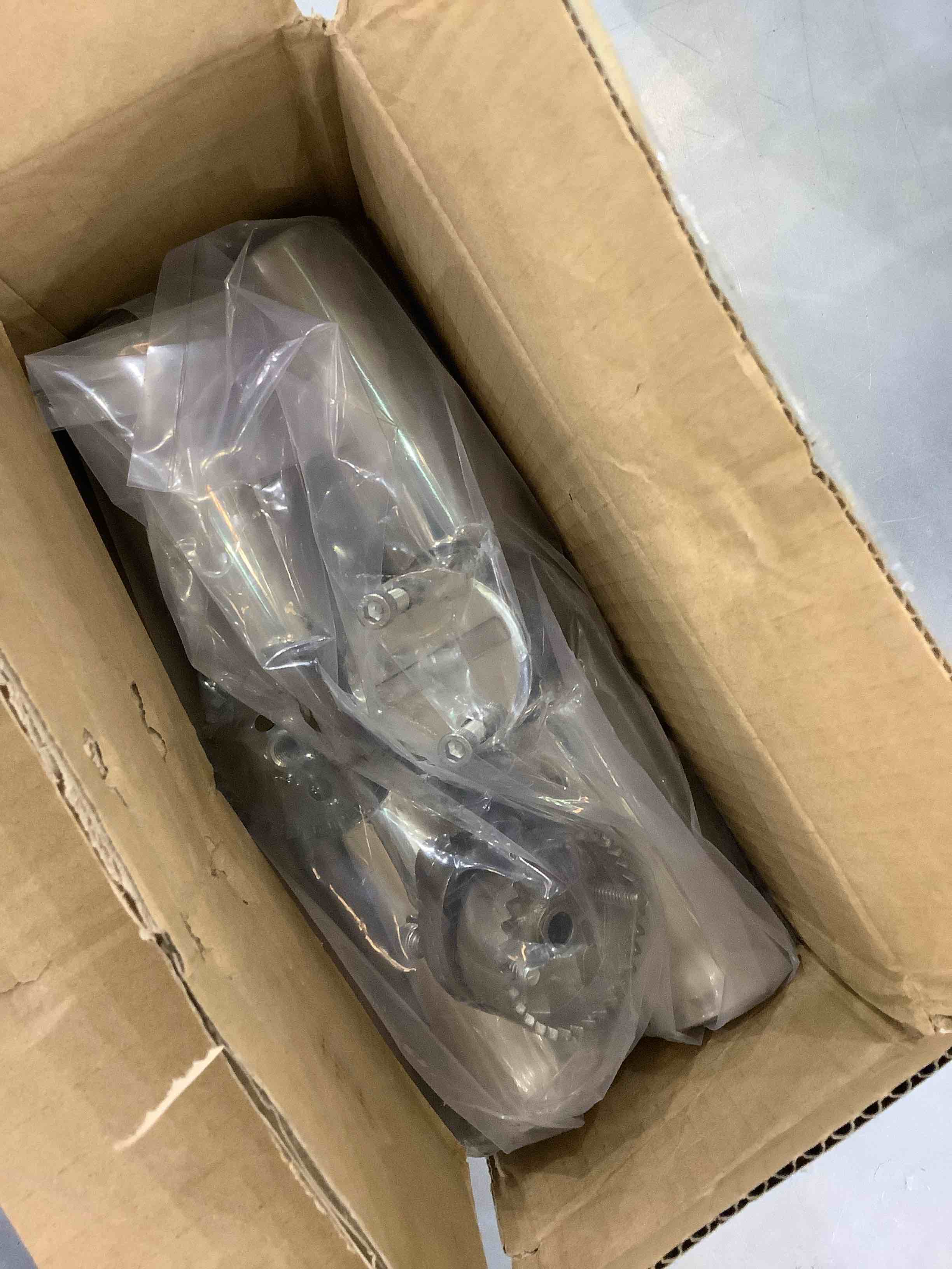 https://s3.amazonaws.com/lotting-images-prod/bidfta/EXS00353913_1689943930744.jpeg