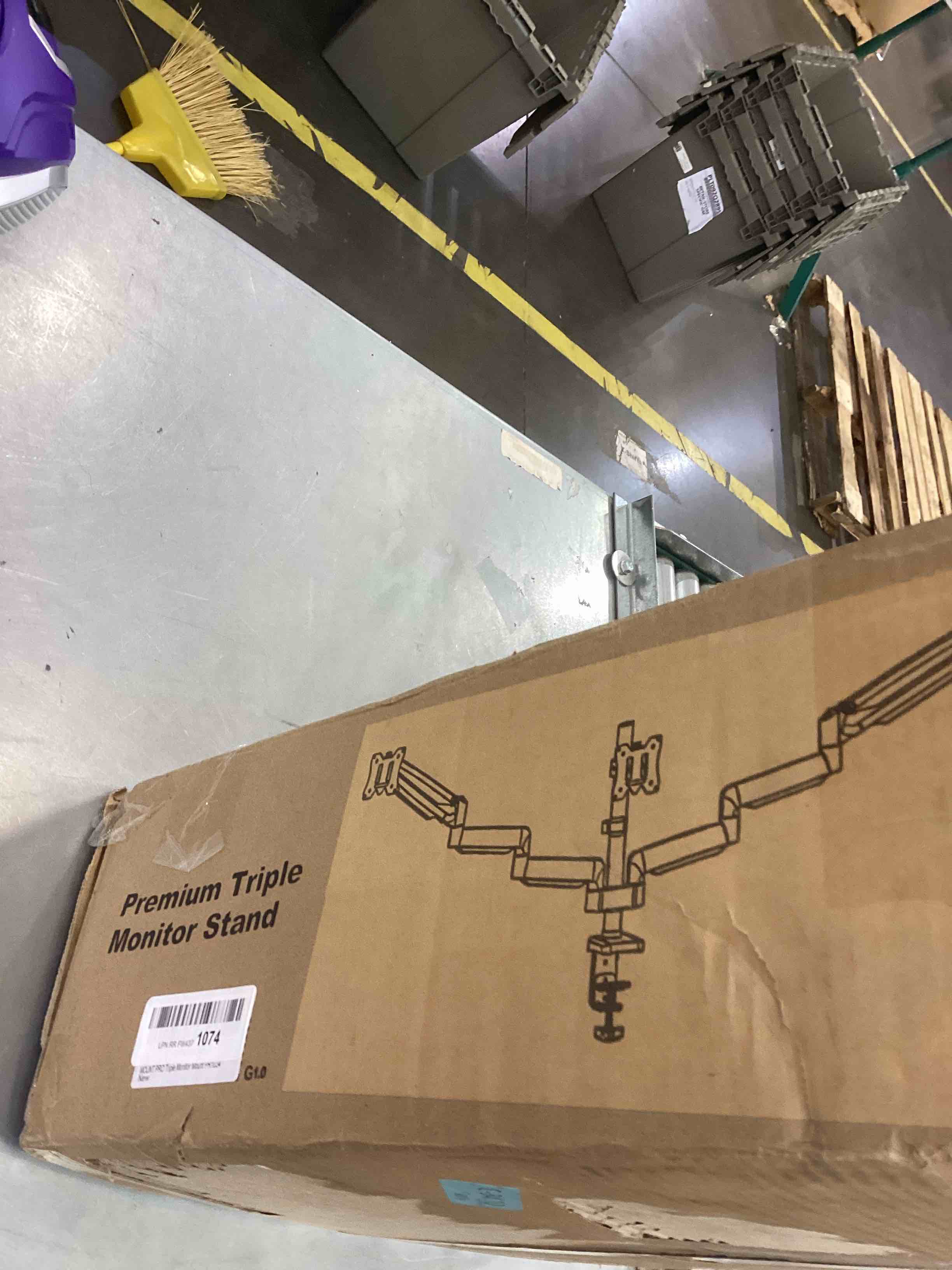 https://s3.amazonaws.com/lotting-images-prod/bidfta/EXS00359201_1689791062246.jpeg