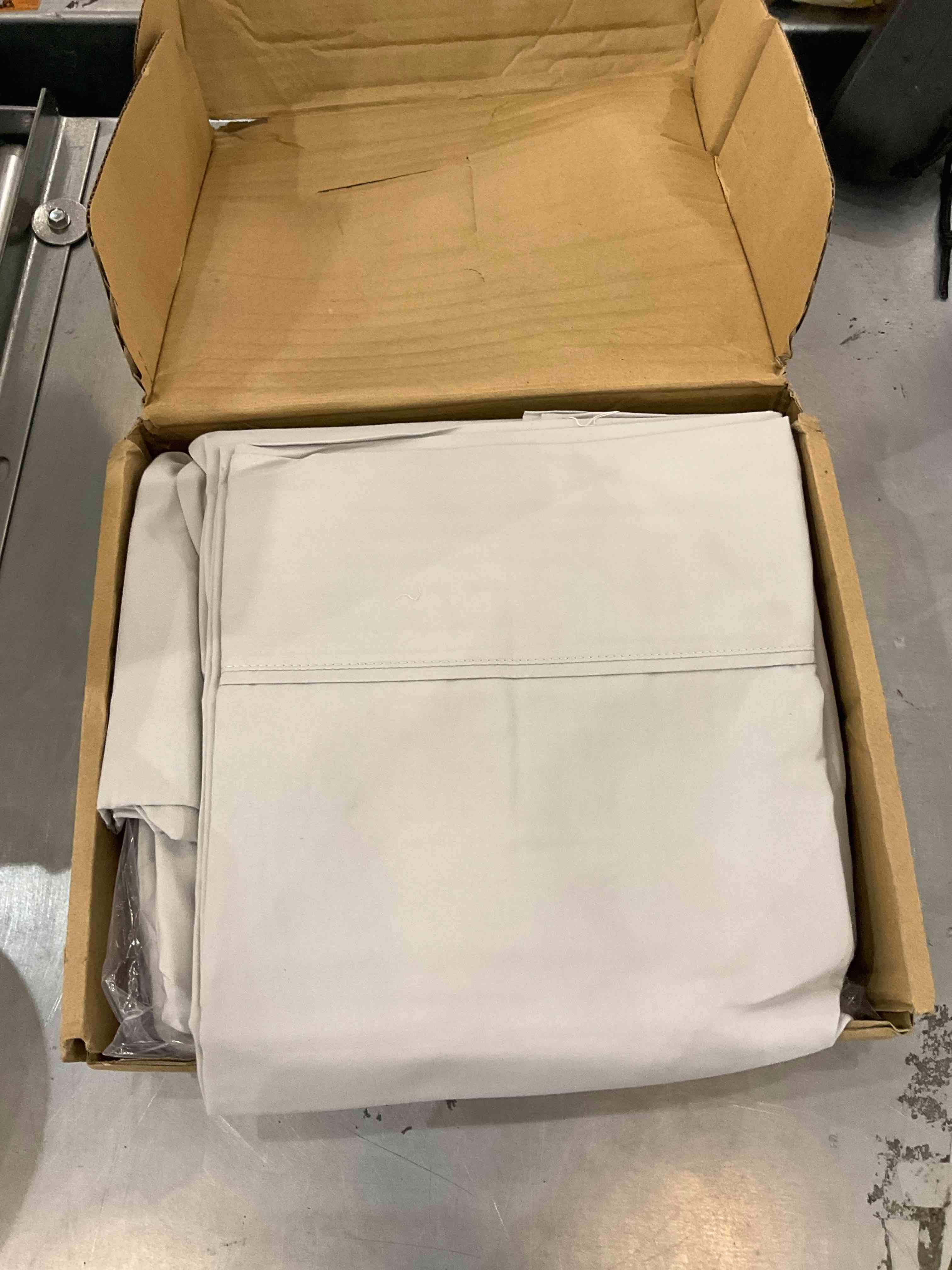 https://s3.amazonaws.com/lotting-images-prod/bidfta/EXS00371739_1690990068973.jpeg
