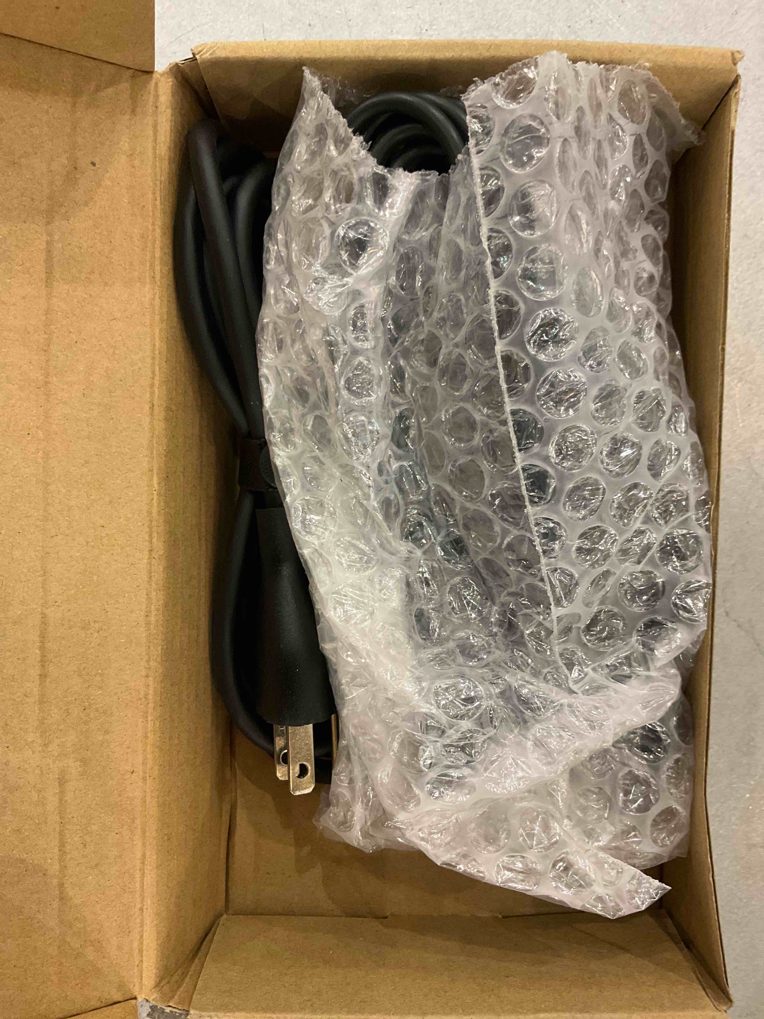 https://s3.amazonaws.com/lotting-images-prod/bidfta/EXS00377283_1690997033975.jpeg