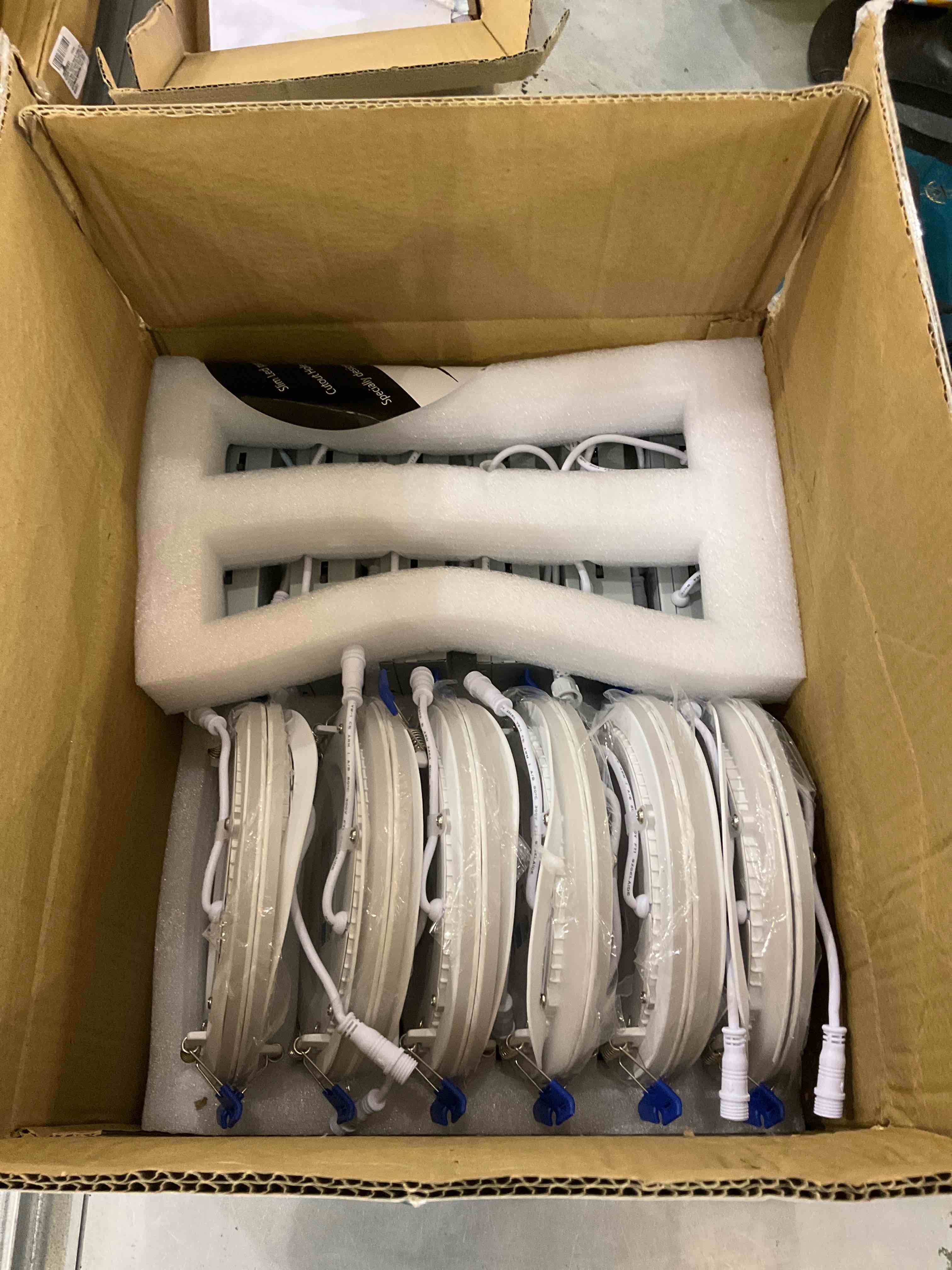 https://s3.amazonaws.com/lotting-images-prod/bidfta/EXS00396345_1691671061178.jpeg