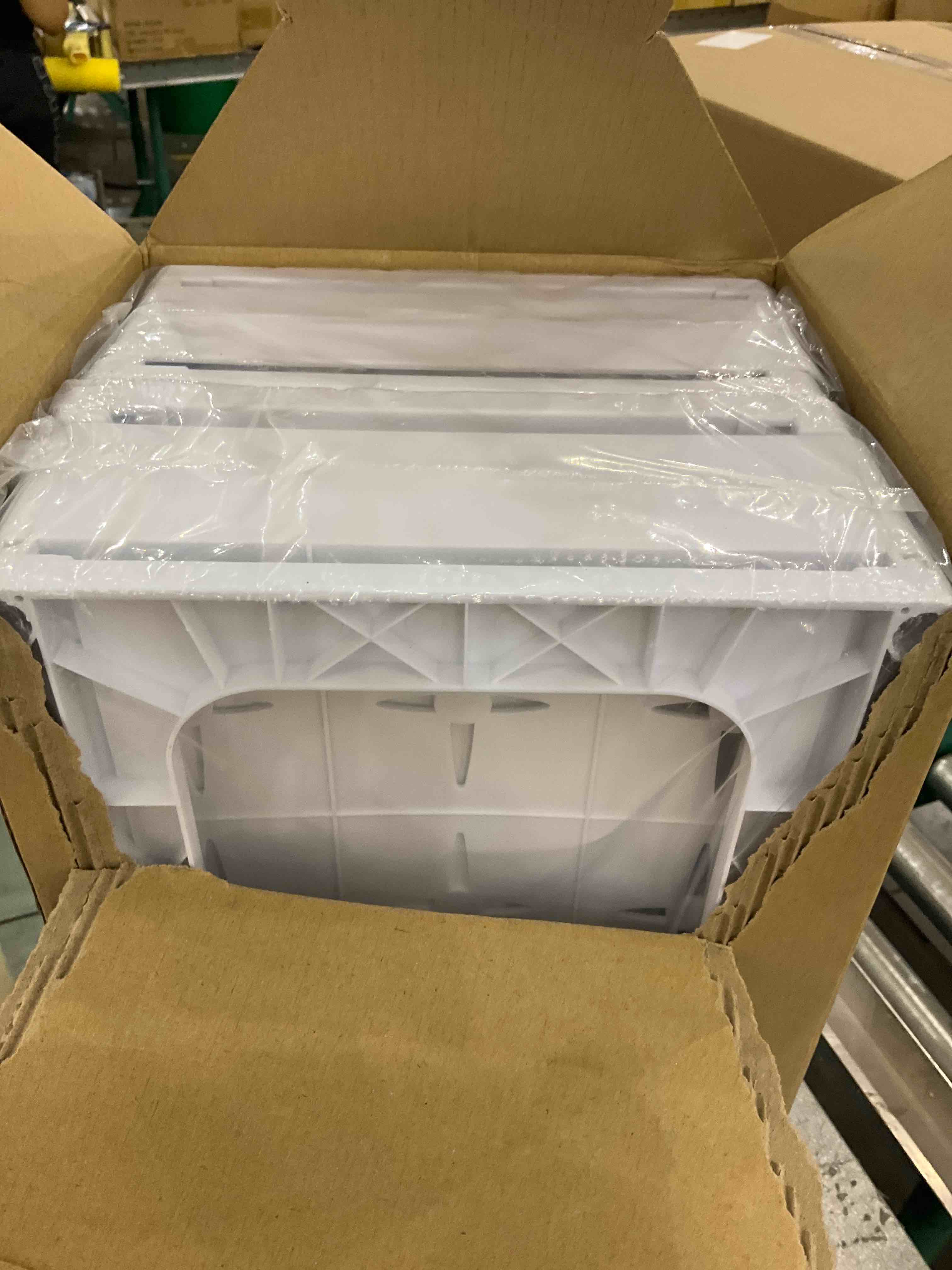 https://s3.amazonaws.com/lotting-images-prod/bidfta/EXS00418232_1692189080953.jpeg