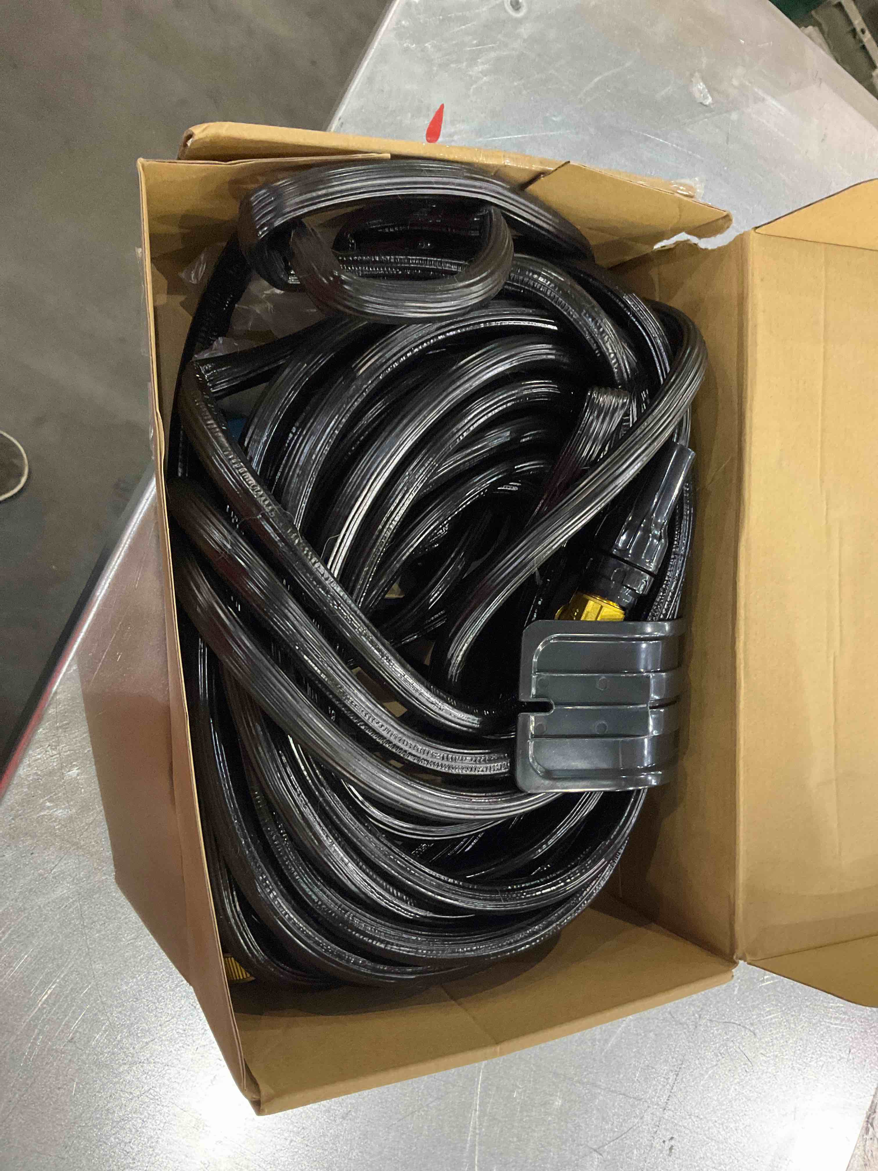 https://s3.amazonaws.com/lotting-images-prod/bidfta/EXS00424056_1693225267984.jpeg
