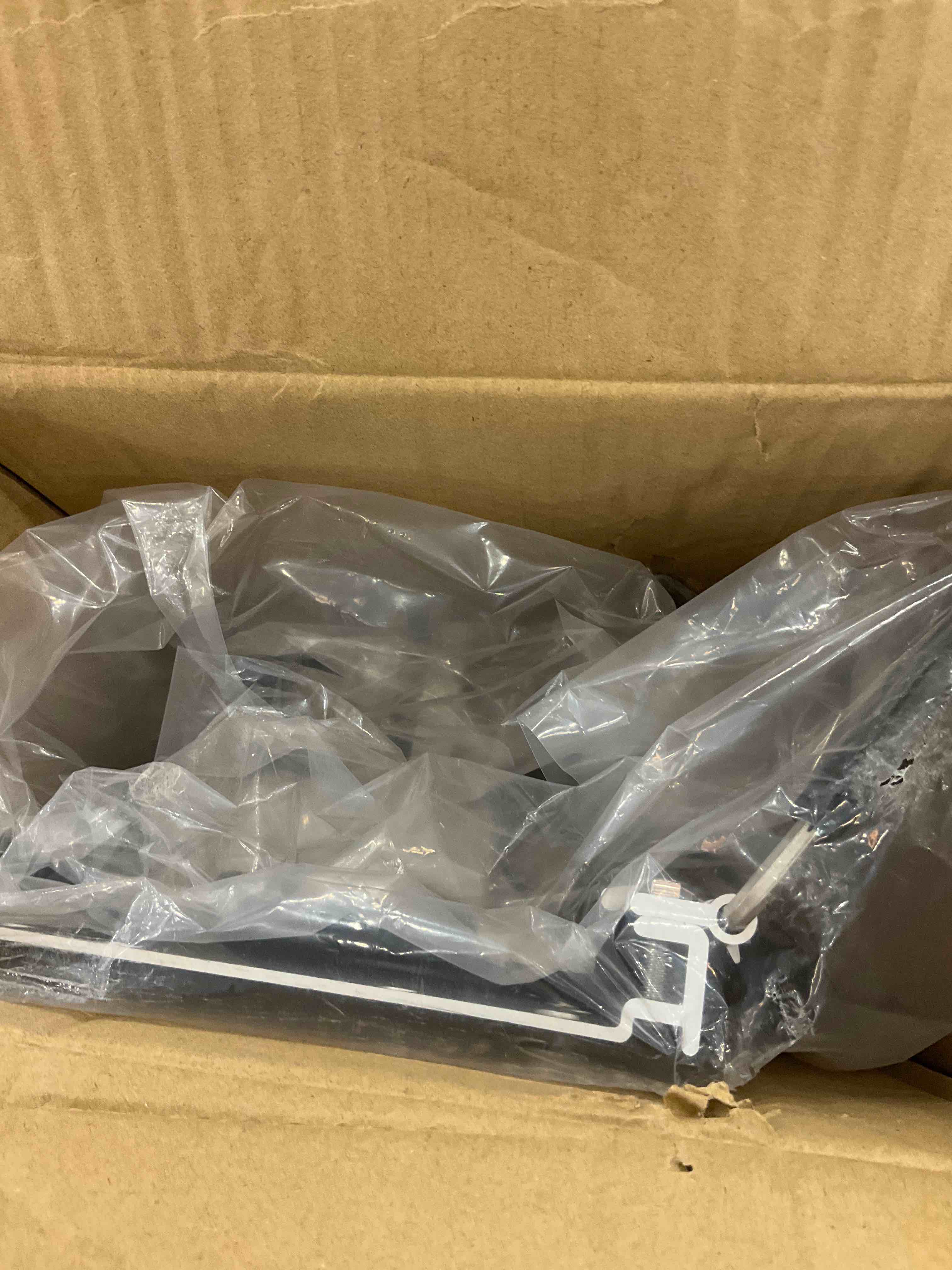 https://s3.amazonaws.com/lotting-images-prod/bidfta/EXS00436470_1693938988258.jpeg