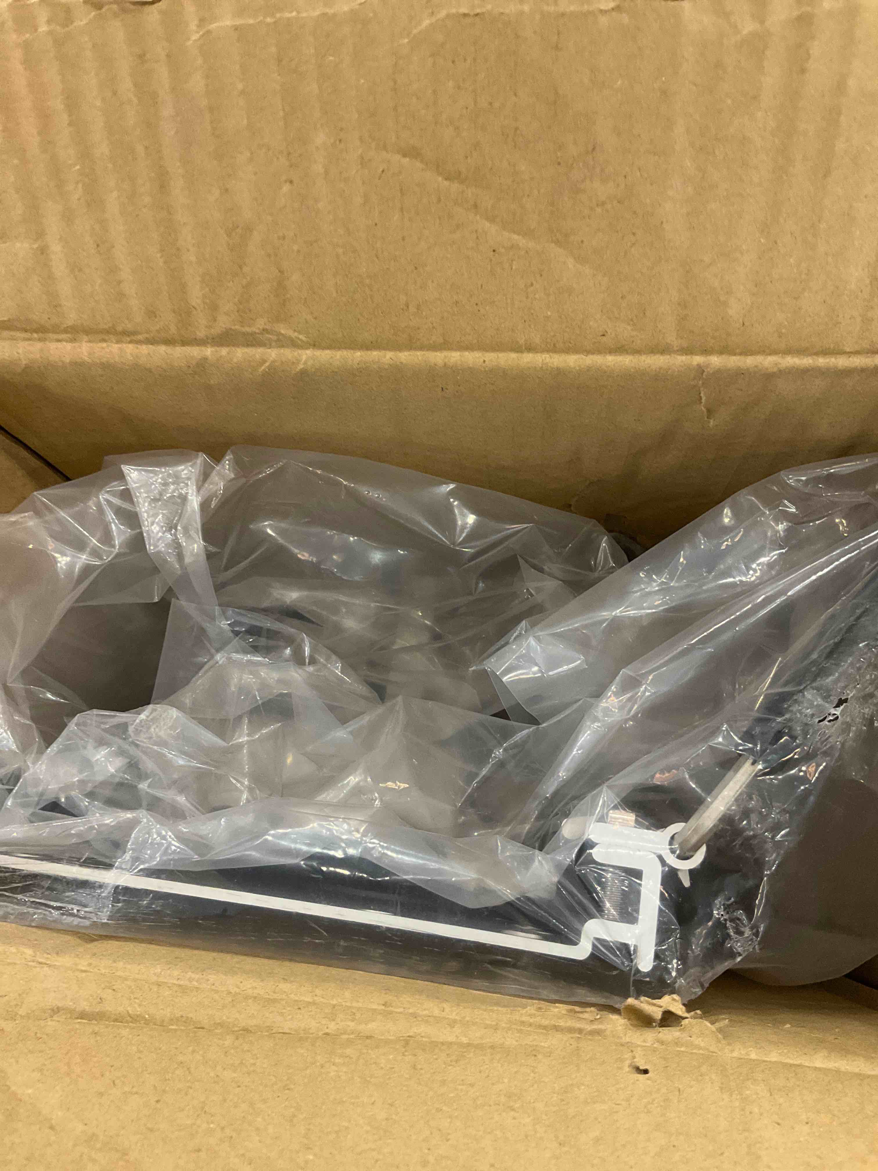 https://s3.amazonaws.com/lotting-images-prod/bidfta/EXS00436470_1693938989224.jpeg