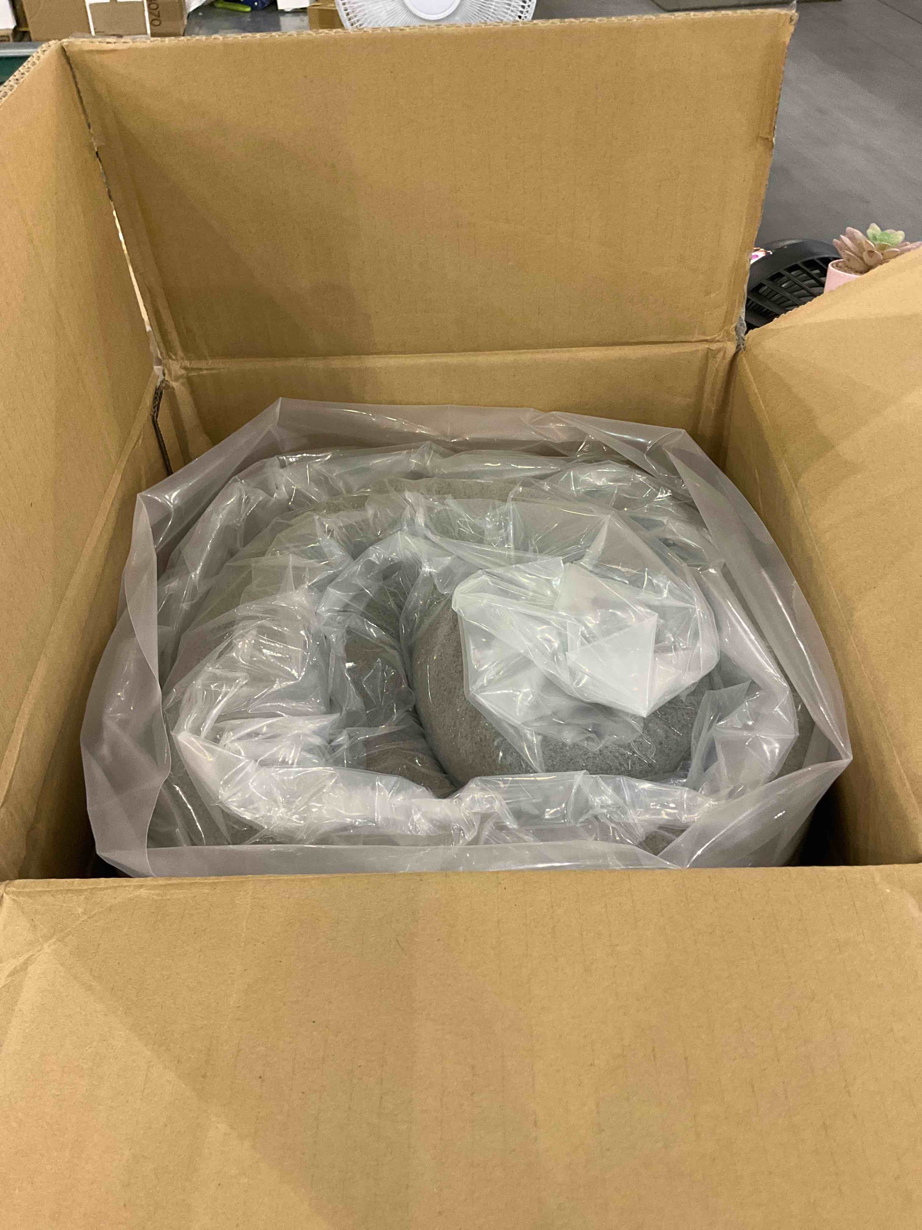 https://s3.amazonaws.com/lotting-images-prod/bidfta/EXS00437000_1693923768338.jpeg