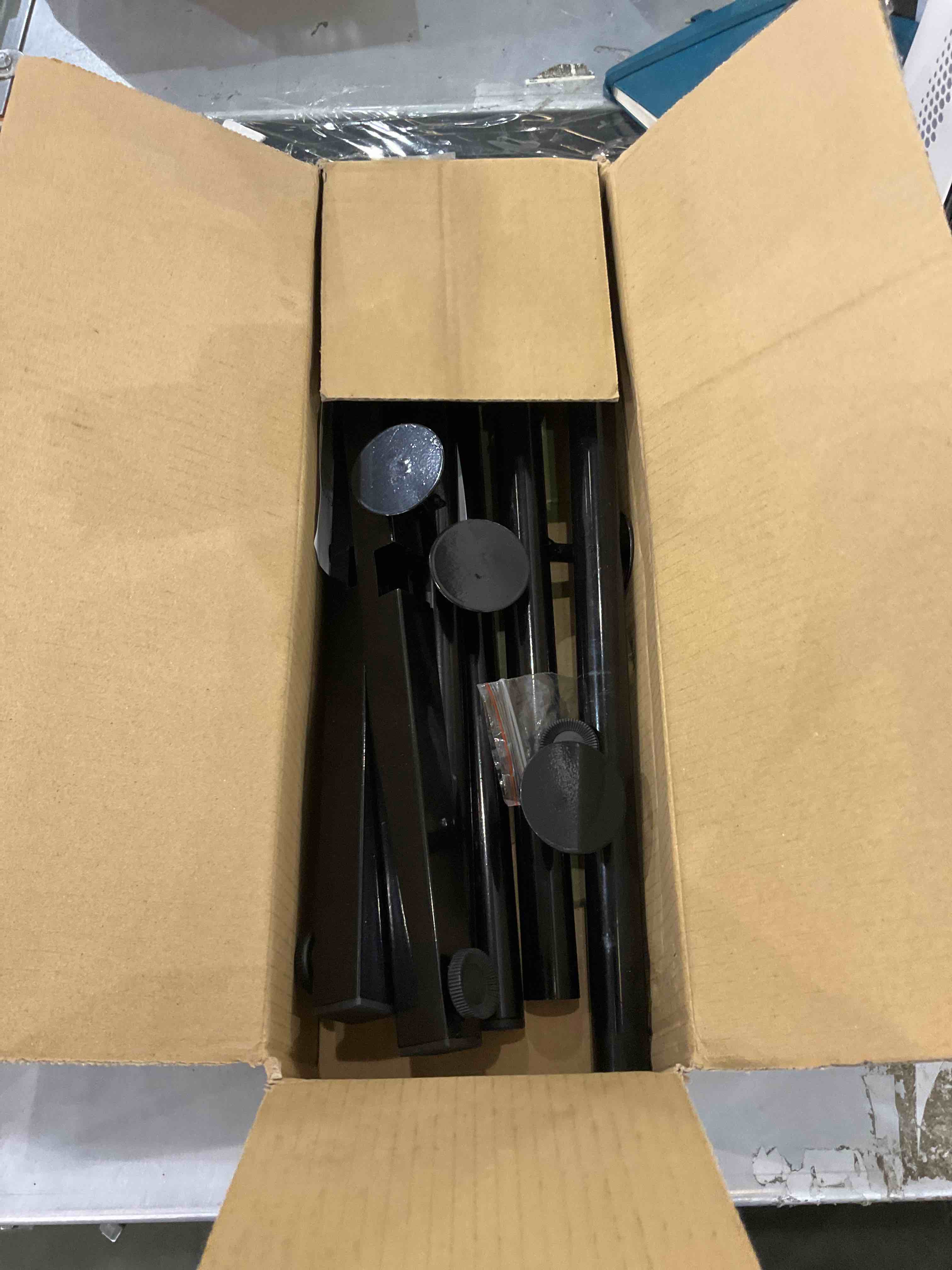 https://s3.amazonaws.com/lotting-images-prod/bidfta/EXS00450666_1692101585599.jpeg