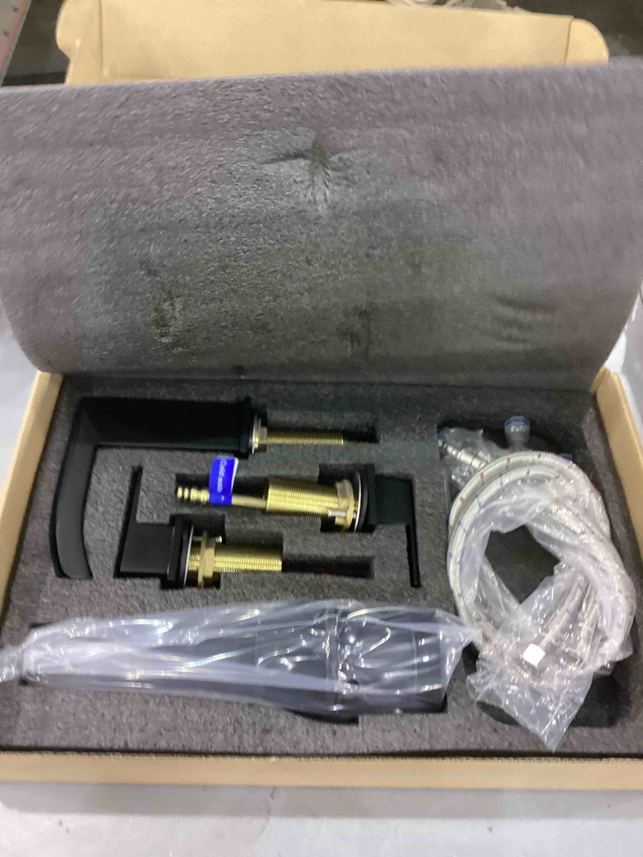 https://s3.amazonaws.com/lotting-images-prod/bidfta/EXS00454902_1692616407287.jpeg
