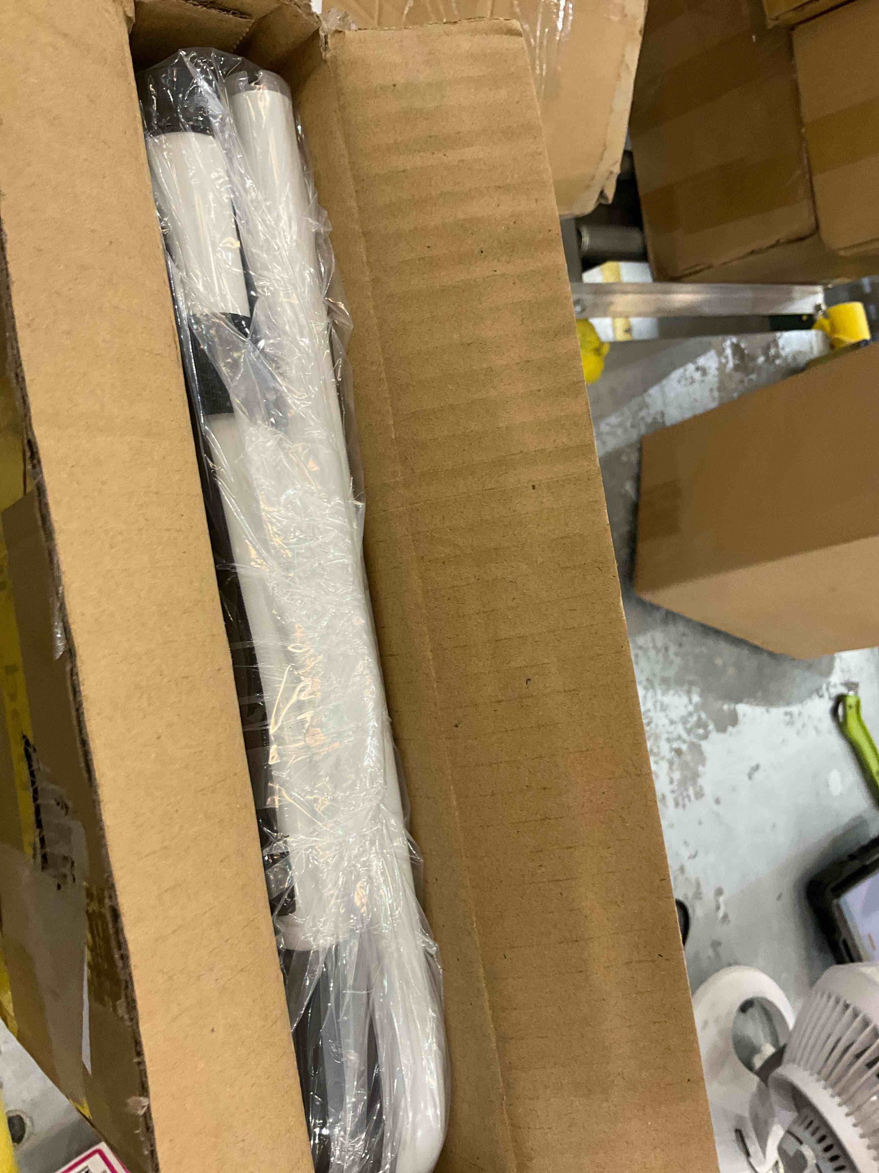 https://s3.amazonaws.com/lotting-images-prod/bidfta/EXS00461403_1695749071130.jpeg