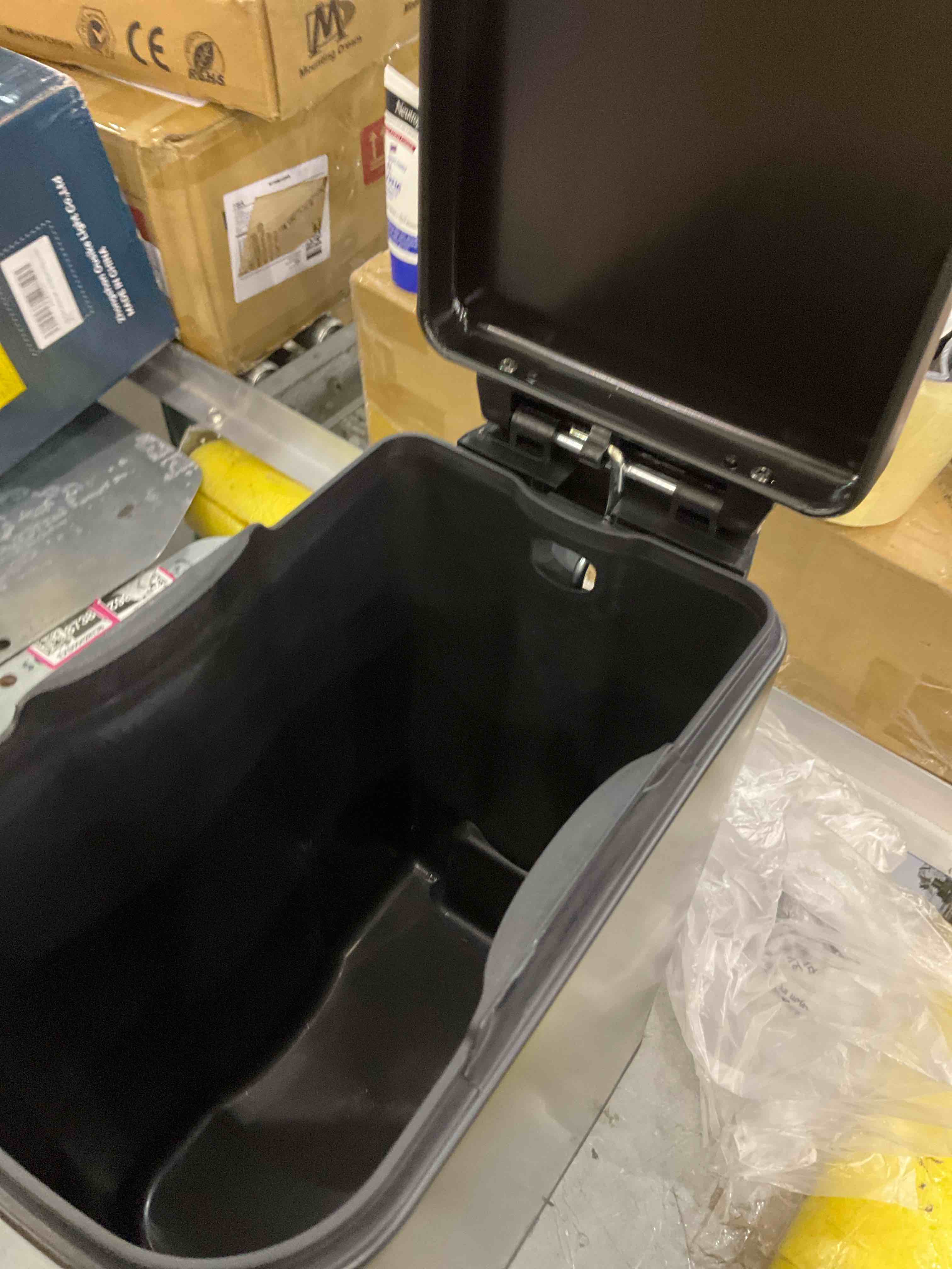 https://s3.amazonaws.com/lotting-images-prod/bidfta/EXS00463396_1695813434956.jpeg