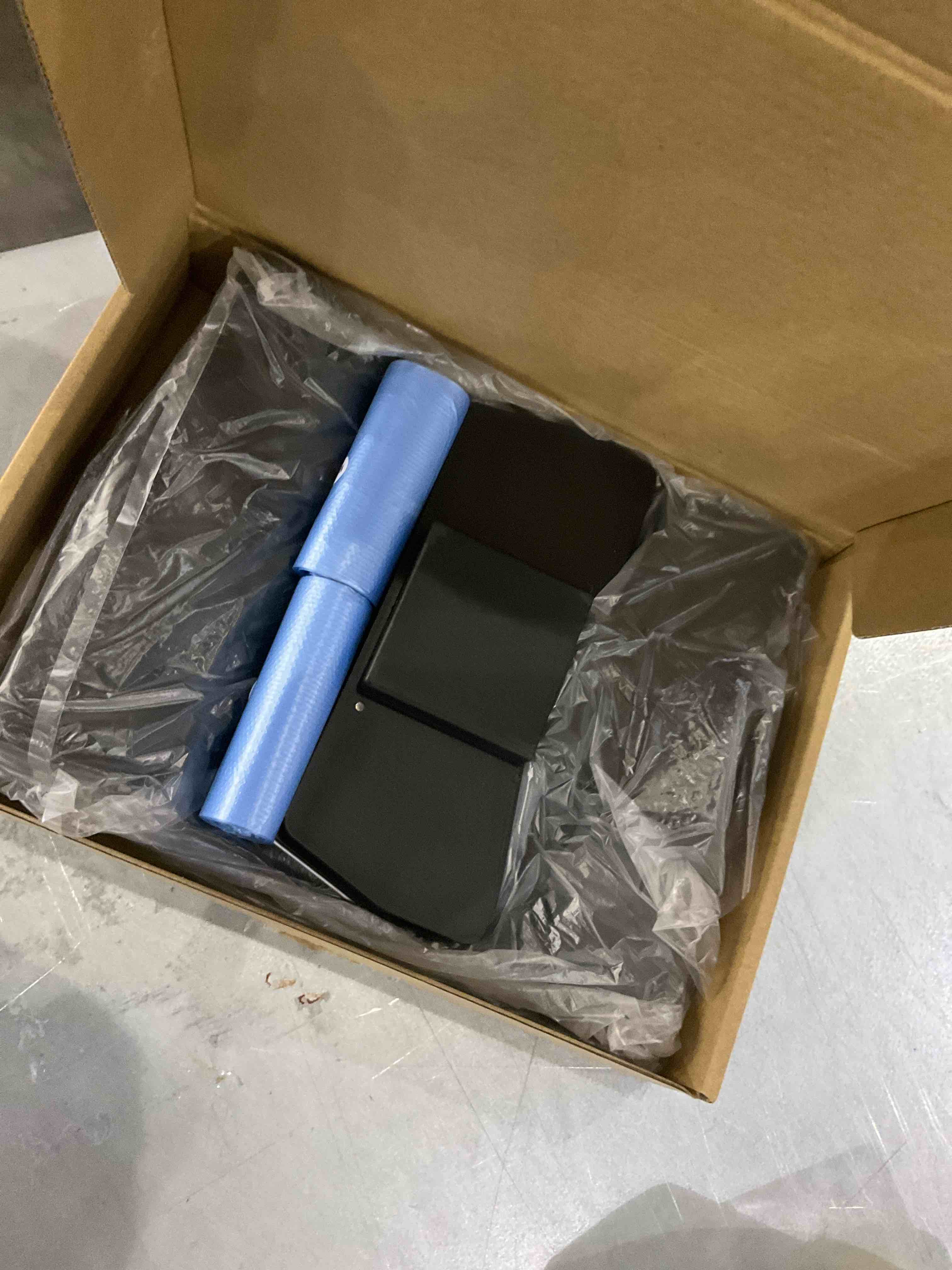 https://s3.amazonaws.com/lotting-images-prod/bidfta/EXS00465619_1696592402362.jpeg
