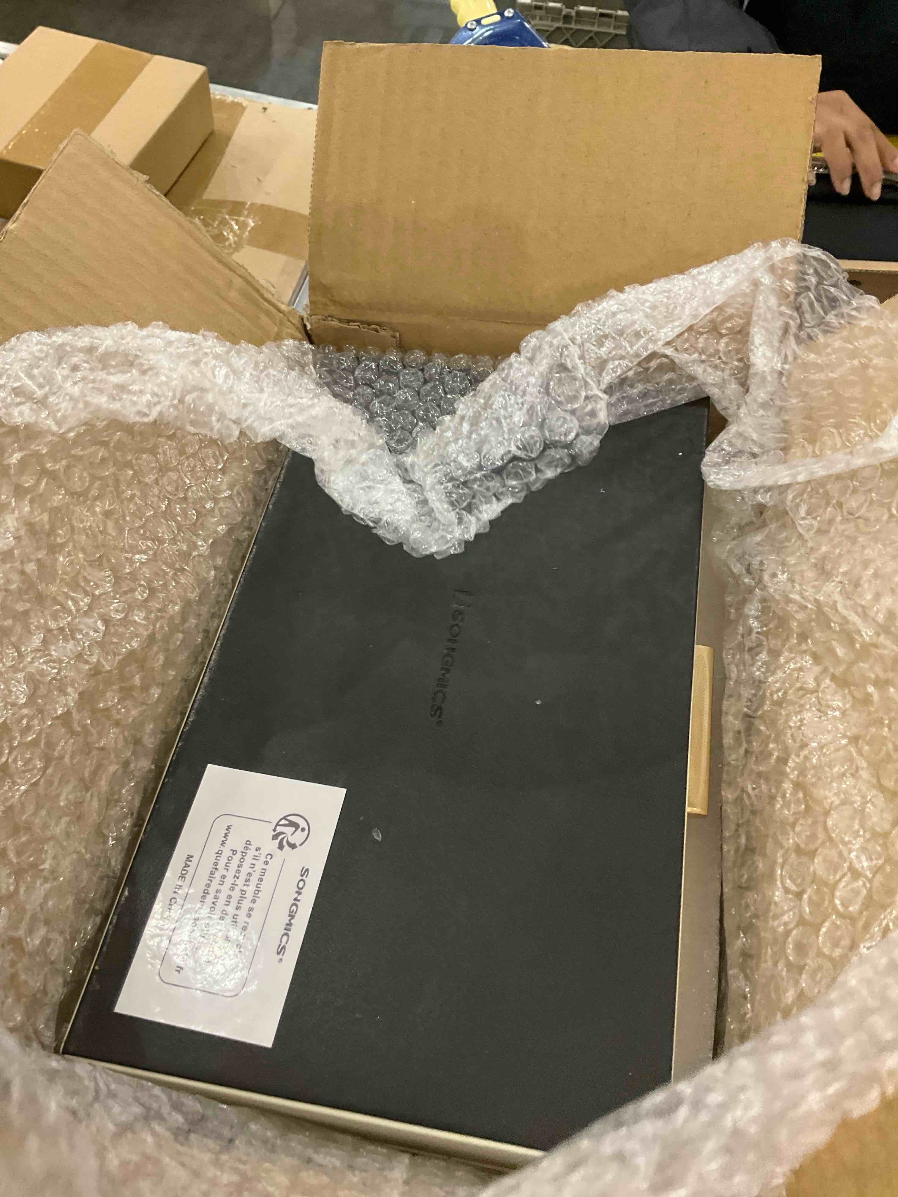 https://s3.amazonaws.com/lotting-images-prod/bidfta/EXS00469107_1695135096748.jpeg
