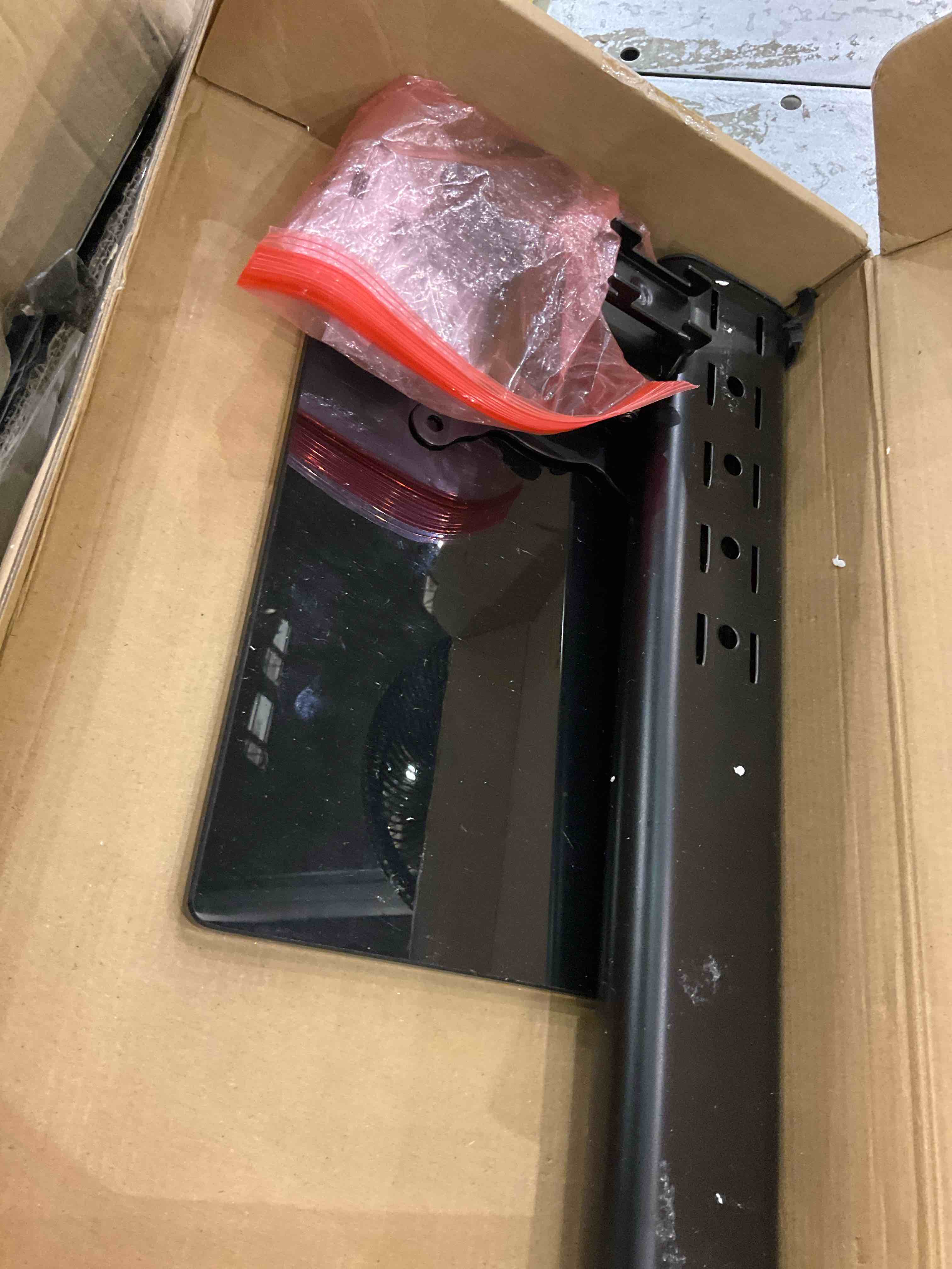 https://s3.amazonaws.com/lotting-images-prod/bidfta/EXS00469922_1695990316355.jpeg