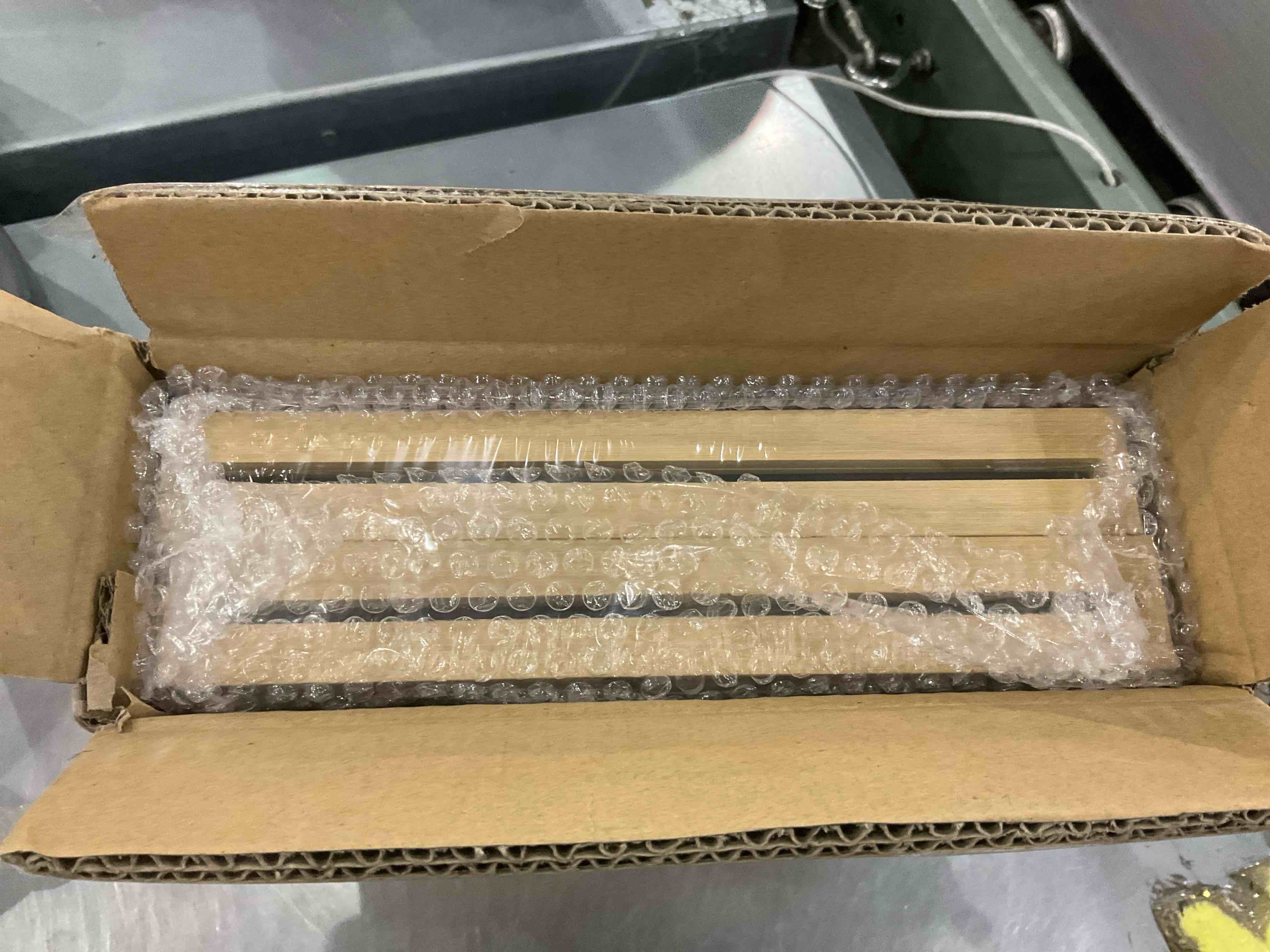 https://s3.amazonaws.com/lotting-images-prod/bidfta/EXS00473353_1697195471446.jpeg