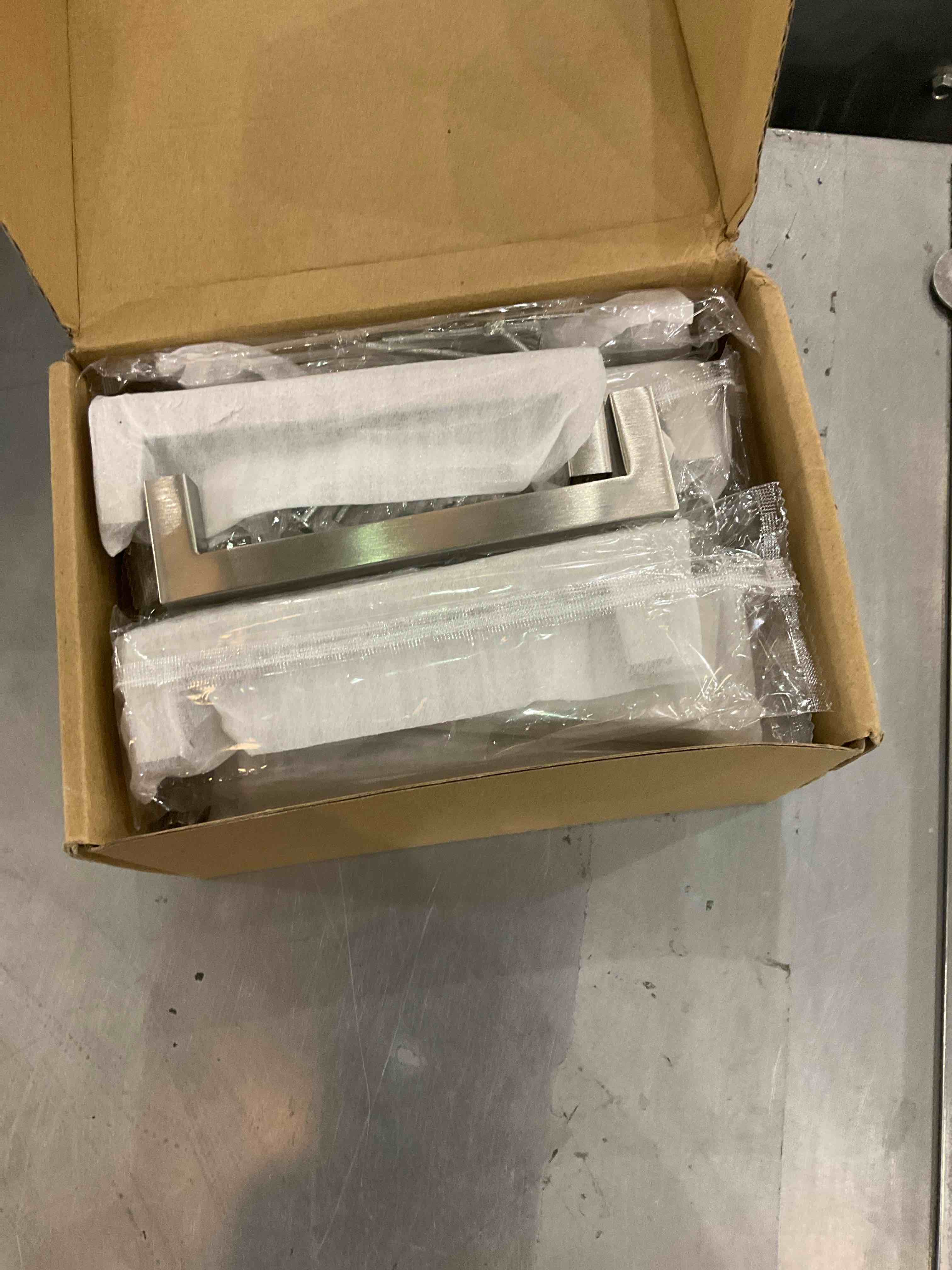 https://s3.amazonaws.com/lotting-images-prod/bidfta/EXS00483480_1696517973693.jpeg