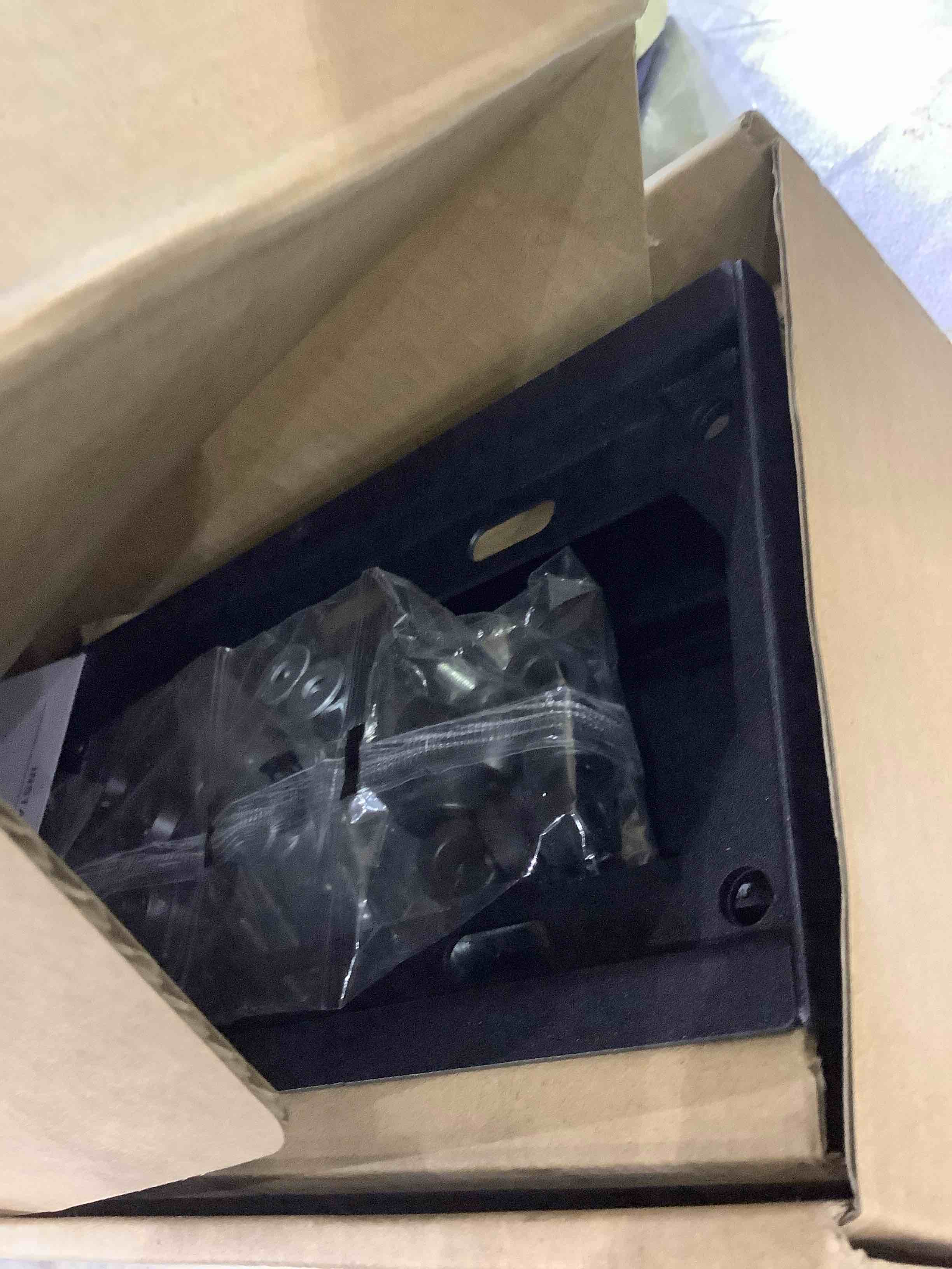 https://s3.amazonaws.com/lotting-images-prod/bidfta/EXS00494701_1696504994725.jpeg