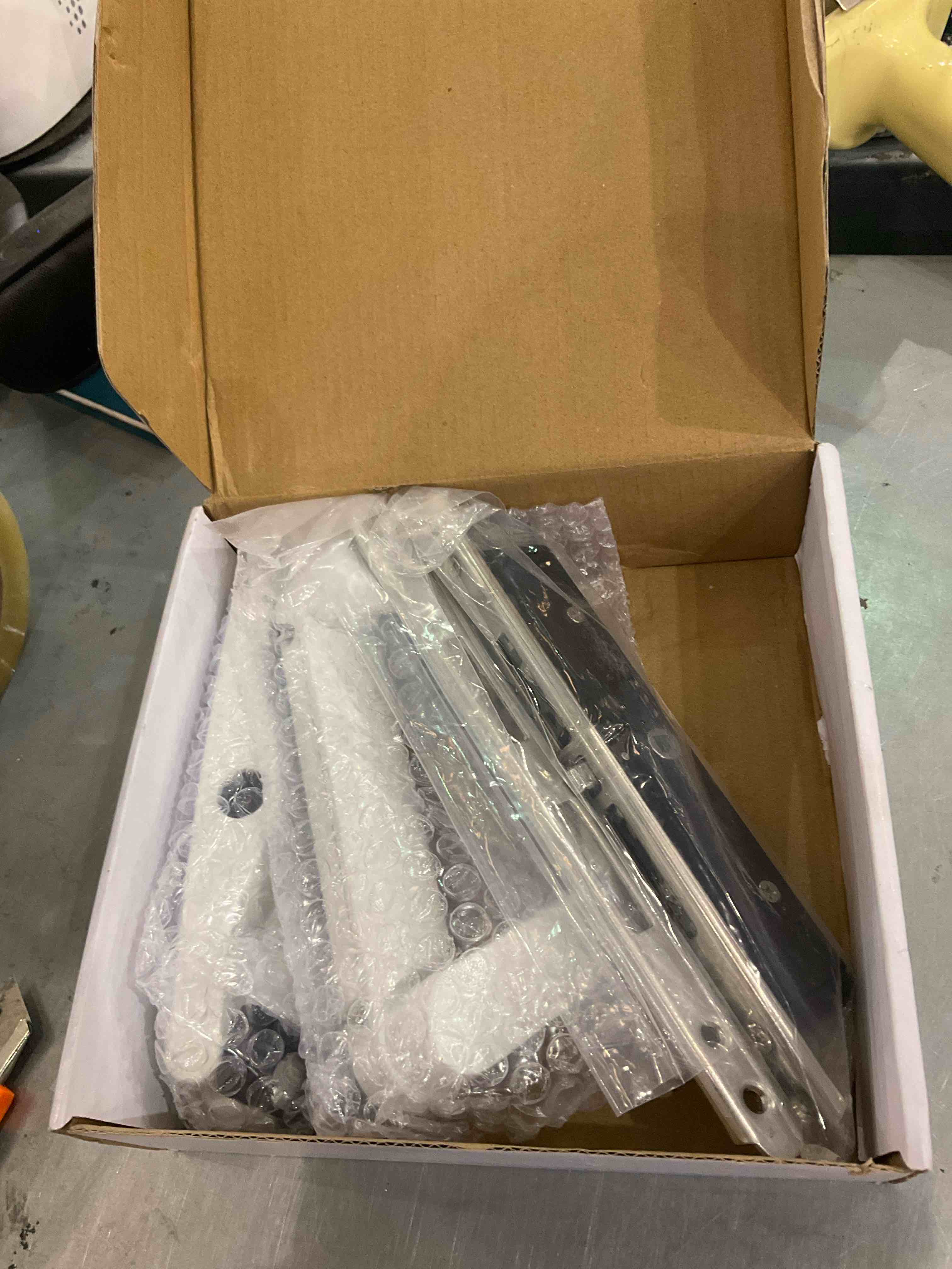 https://s3.amazonaws.com/lotting-images-prod/bidfta/EXS00504653_1698074503187.jpeg