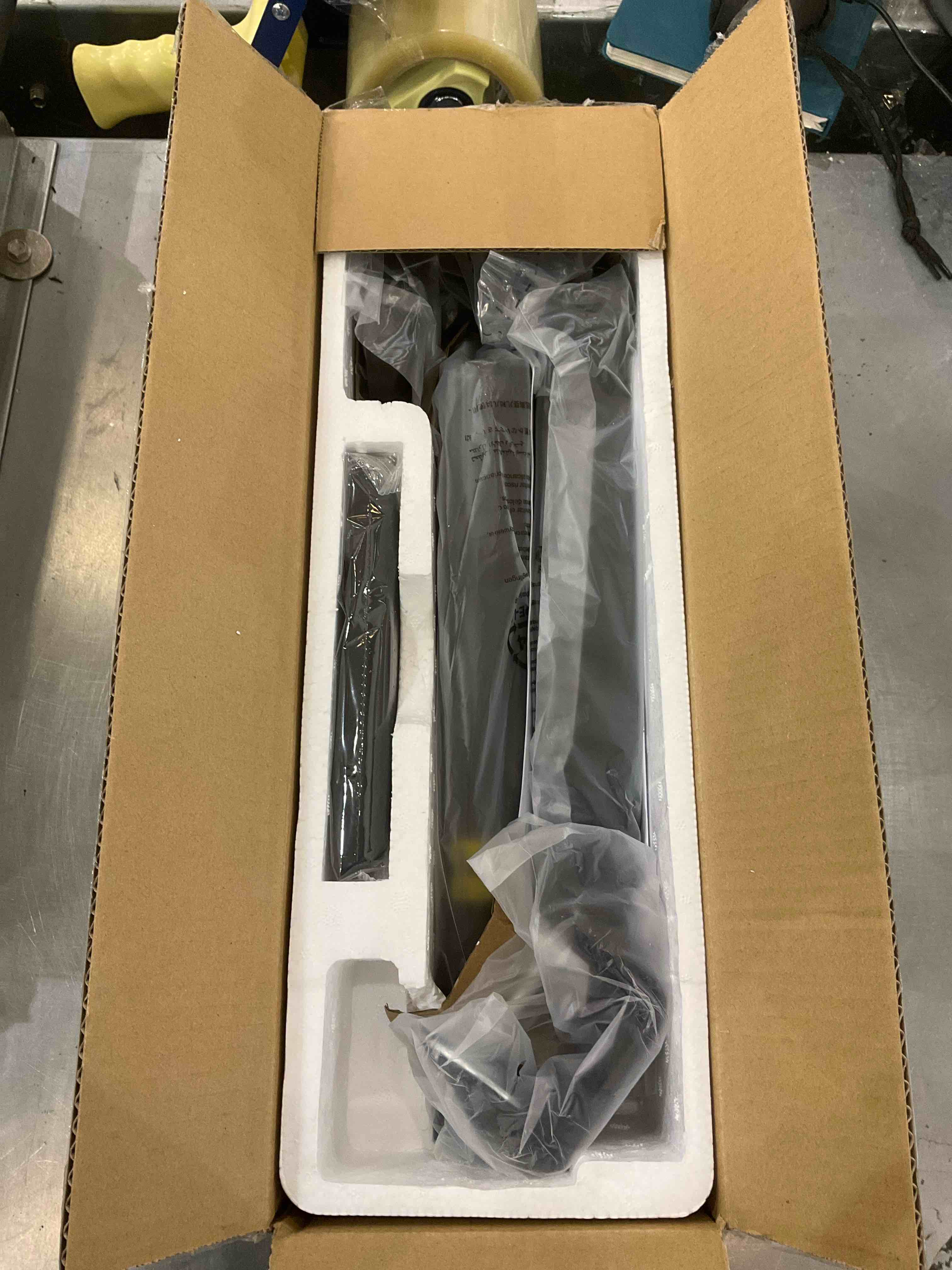 https://s3.amazonaws.com/lotting-images-prod/bidfta/EXS00506233_1698160847648.jpeg