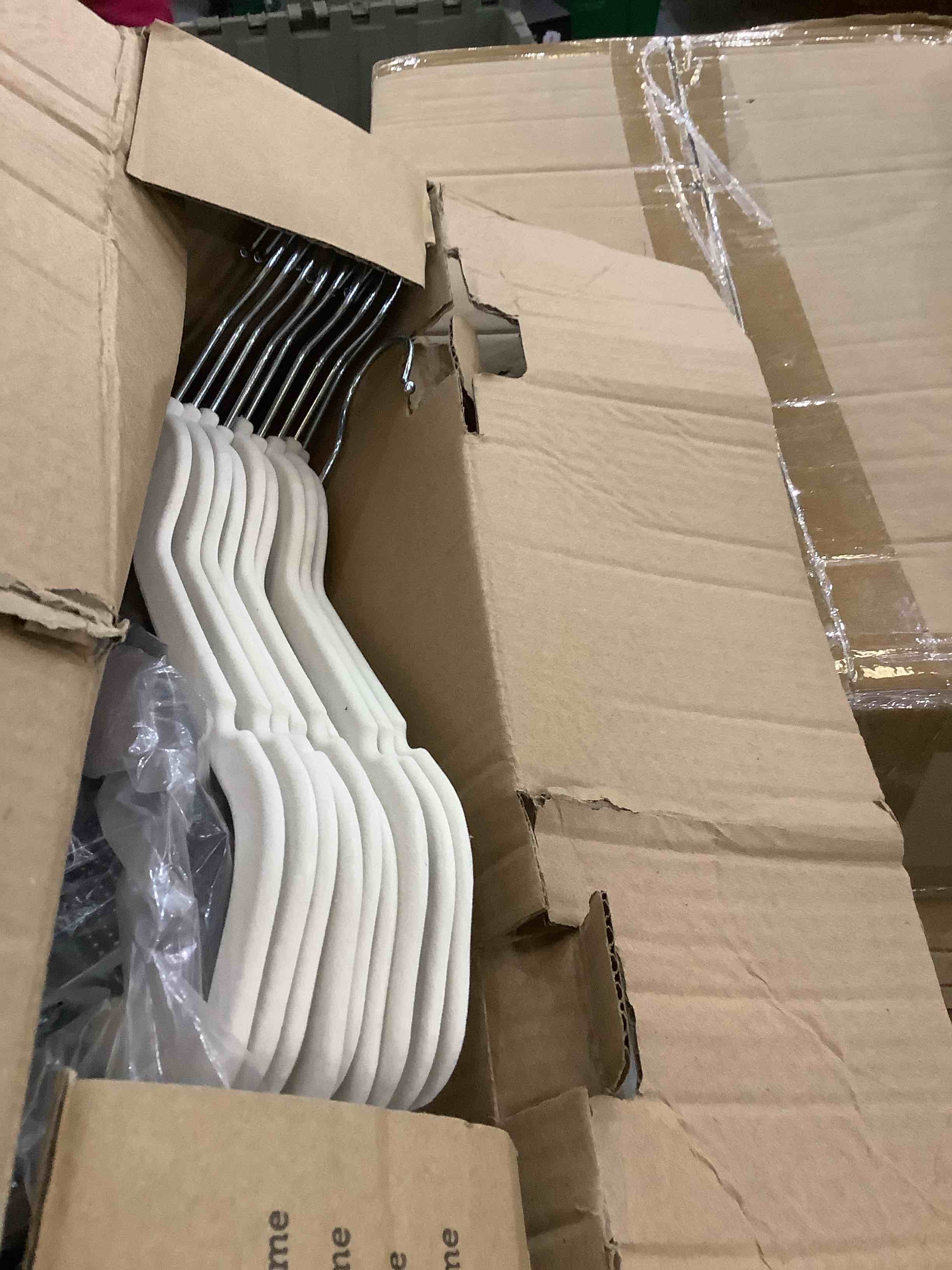 https://s3.amazonaws.com/lotting-images-prod/bidfta/EXS00507213_1698254214693.jpeg