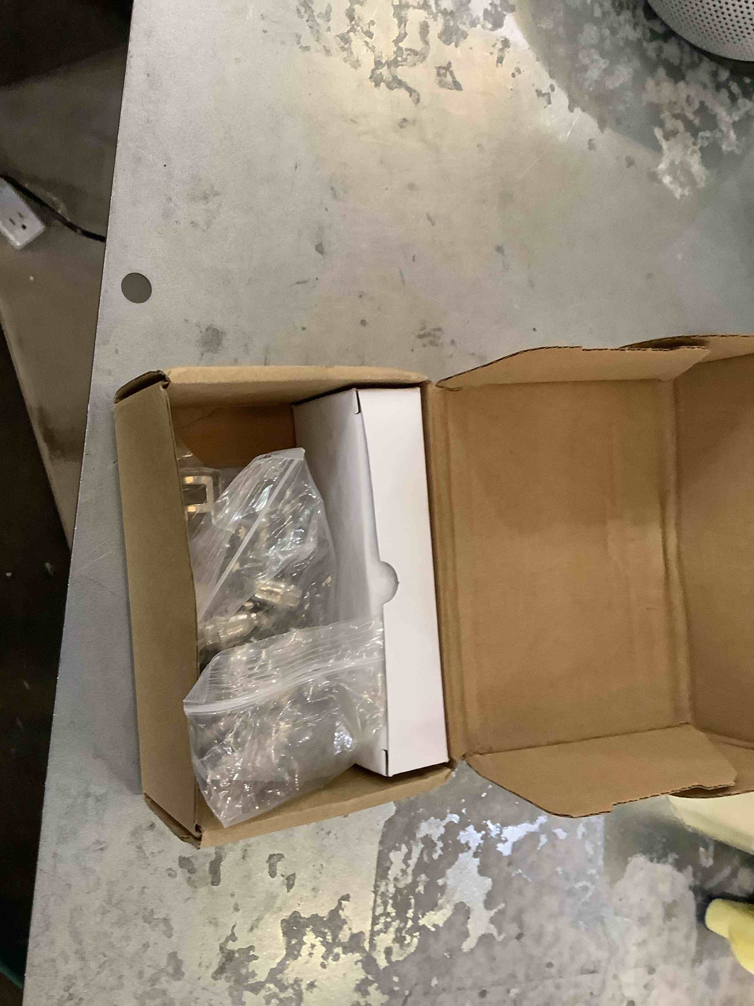 https://s3.amazonaws.com/lotting-images-prod/bidfta/EXS00516104_1695669984037.jpeg