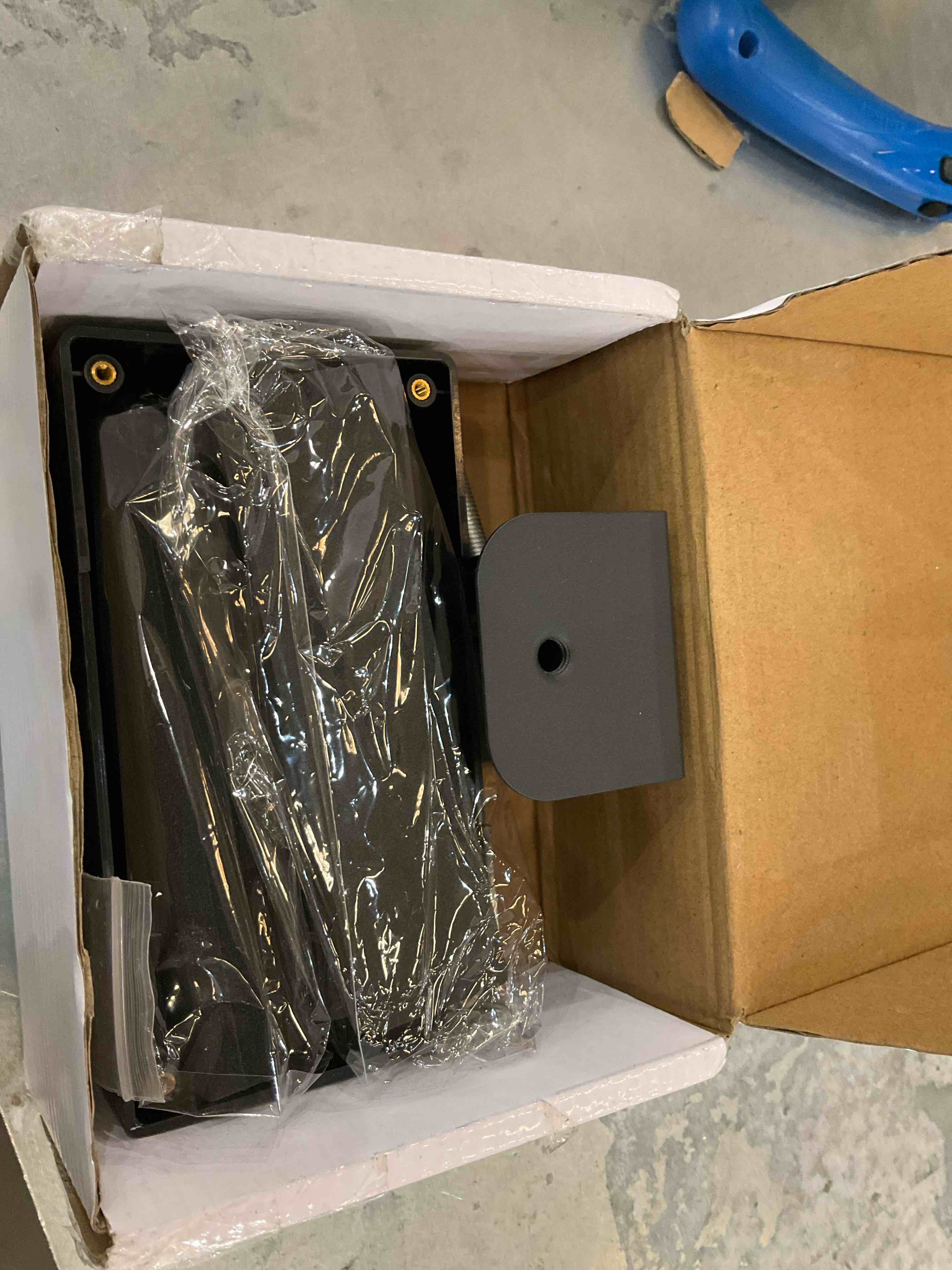 https://s3.amazonaws.com/lotting-images-prod/bidfta/EXS00516199_1695750937510.jpeg