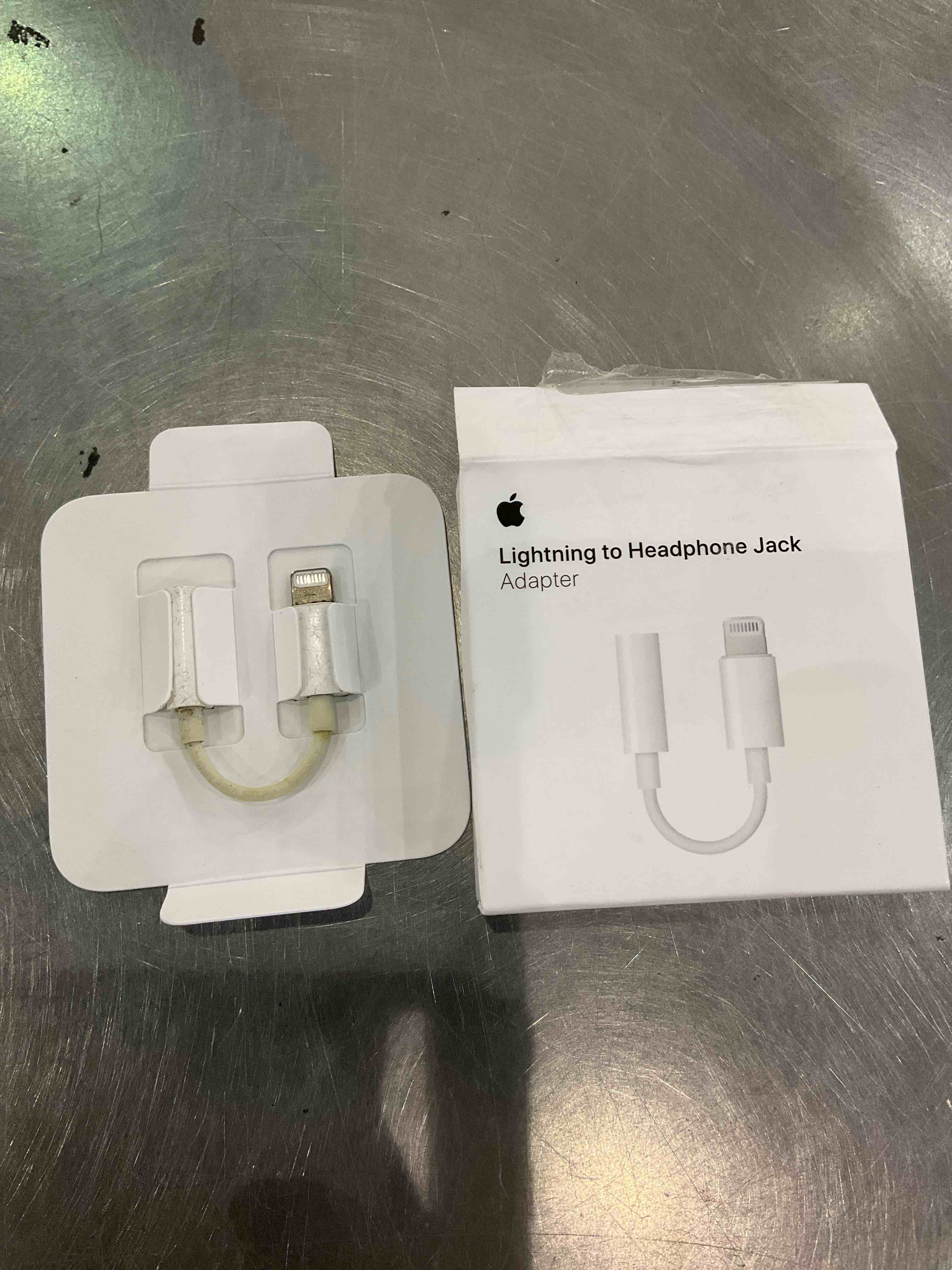 Apple Lightning to 3.5 mm Headphone Jack Adapter
