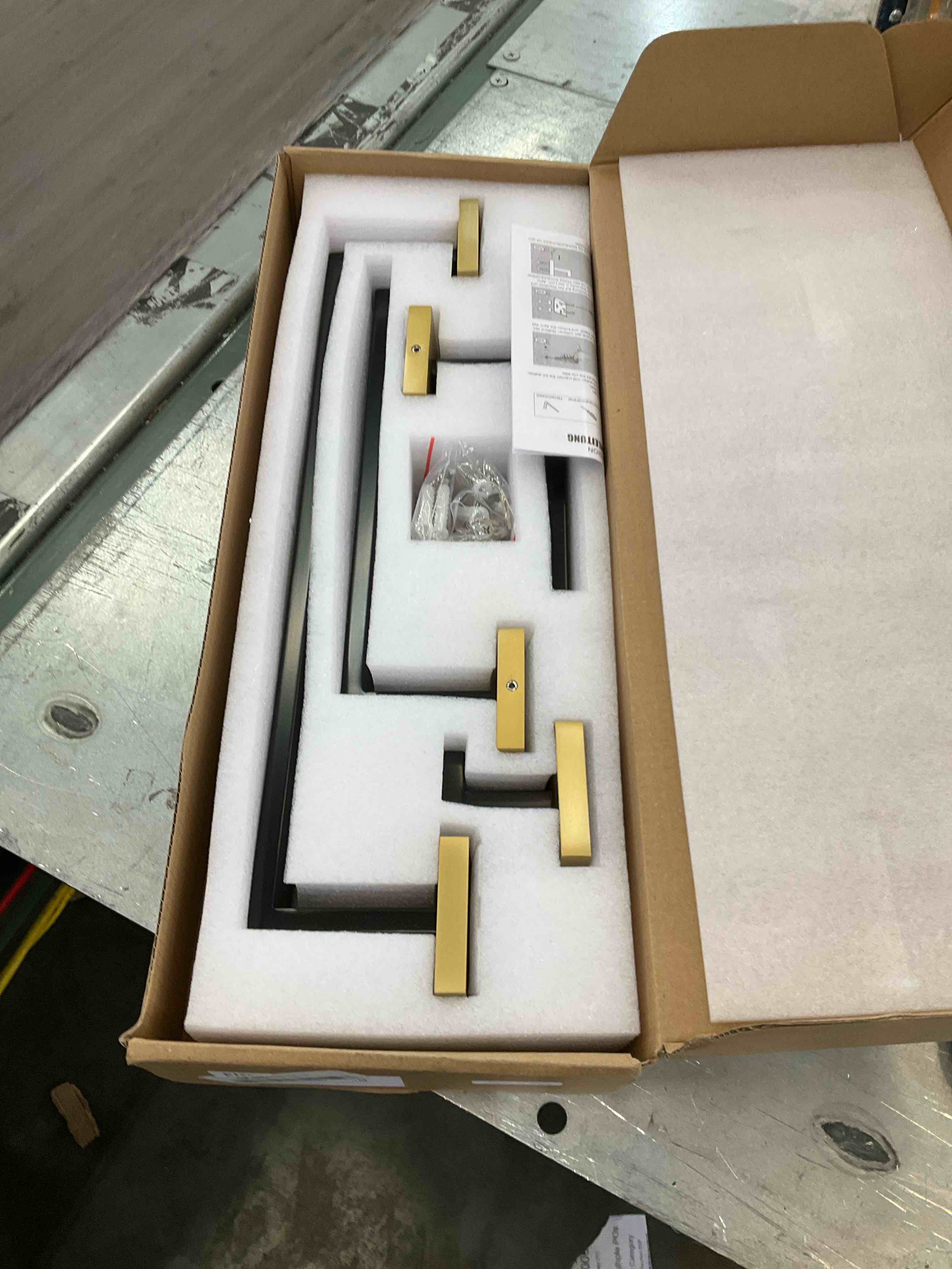 https://s3.amazonaws.com/lotting-images-prod/bidfta/EXS00518331_1696958015126.jpeg