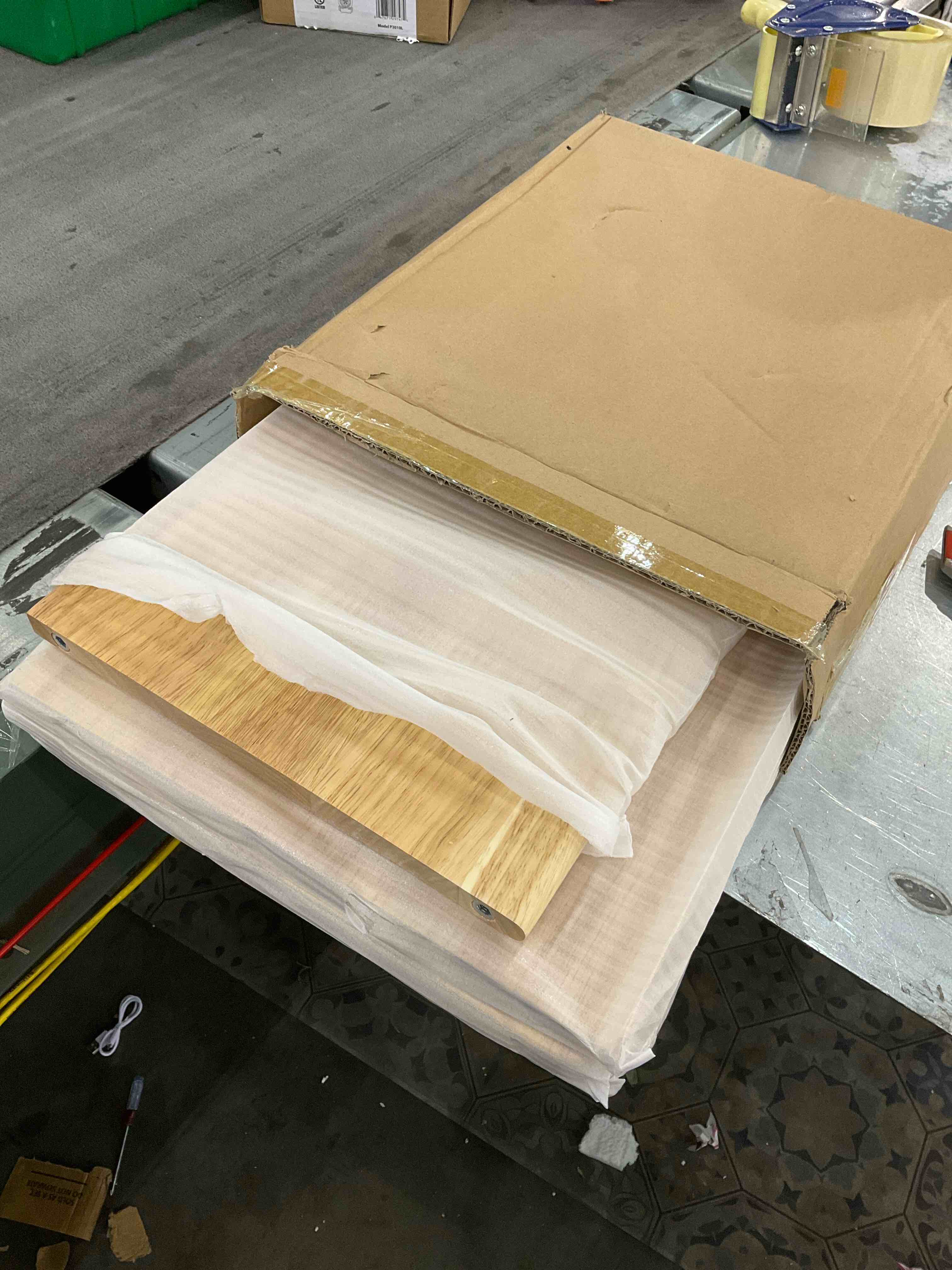 https://s3.amazonaws.com/lotting-images-prod/bidfta/EXS00521990_1698070871384.jpeg