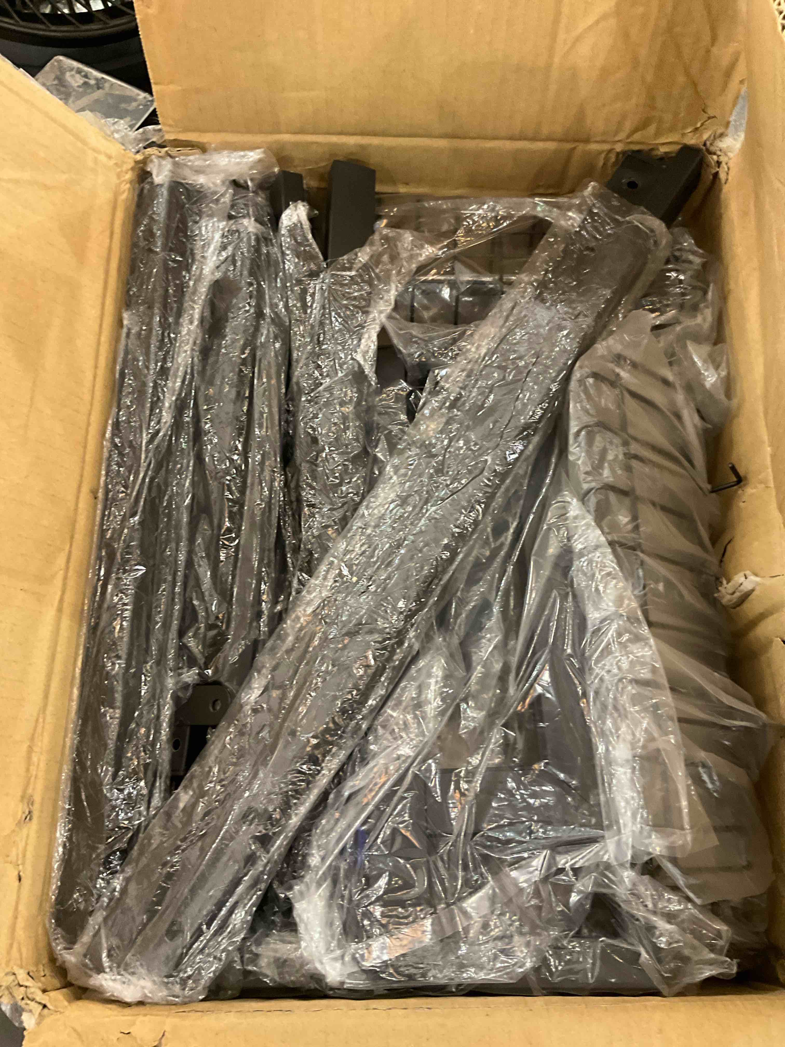 https://s3.amazonaws.com/lotting-images-prod/bidfta/EXS00536002_1696960075589.jpeg