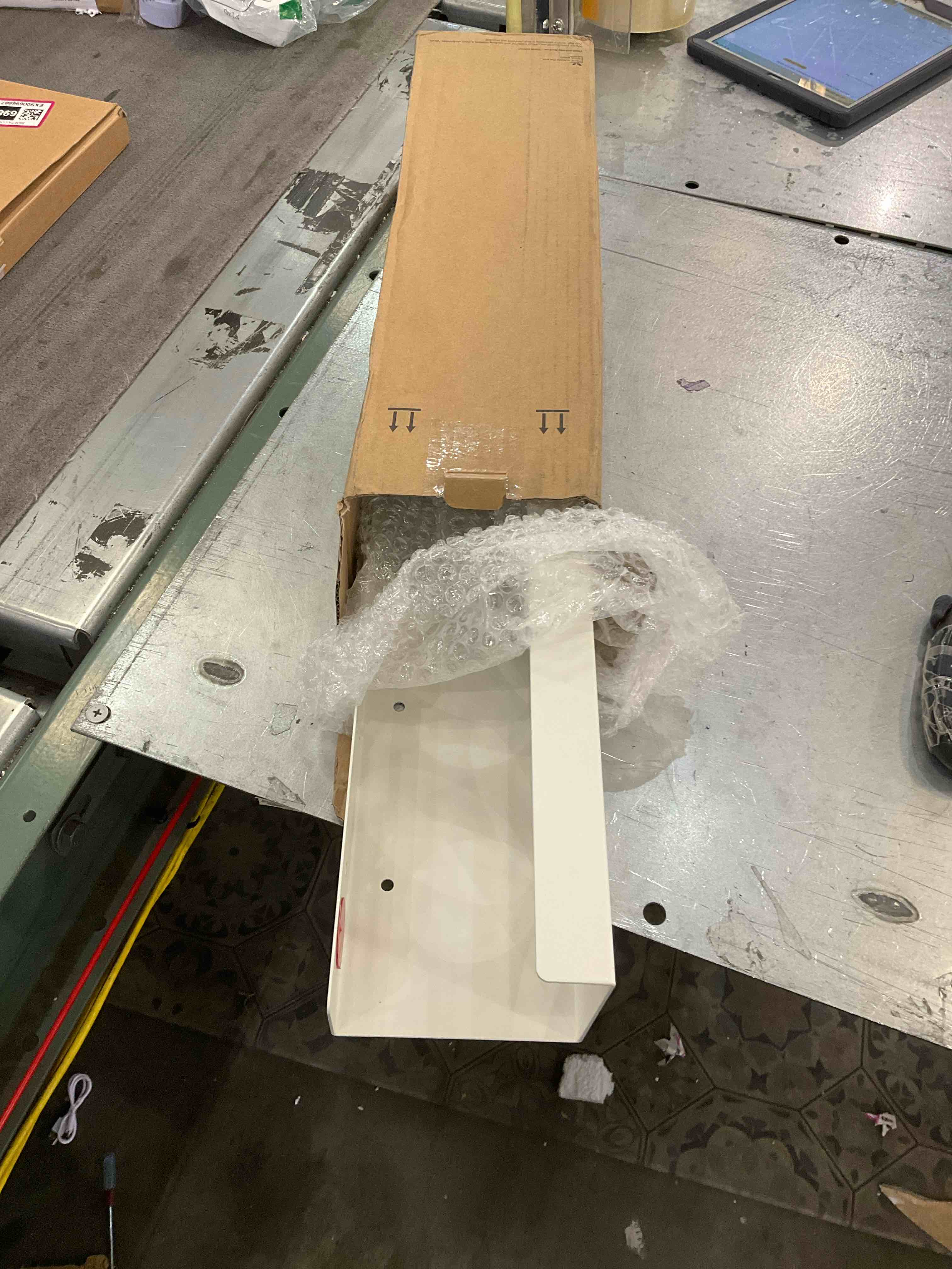 https://s3.amazonaws.com/lotting-images-prod/bidfta/EXS00536754_1698071035236.jpeg