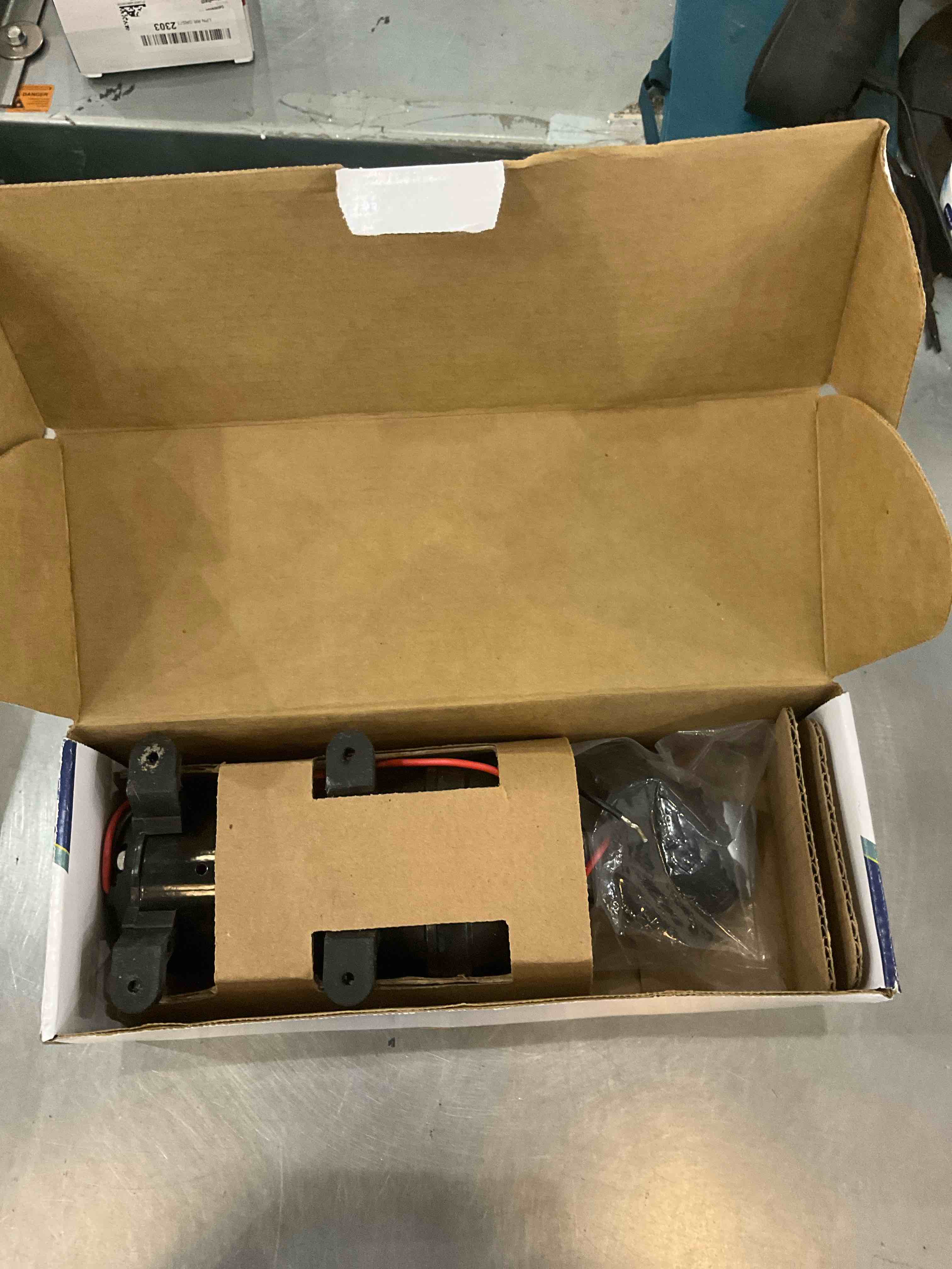 https://s3.amazonaws.com/lotting-images-prod/bidfta/EXS00536986_1698248452622.jpeg