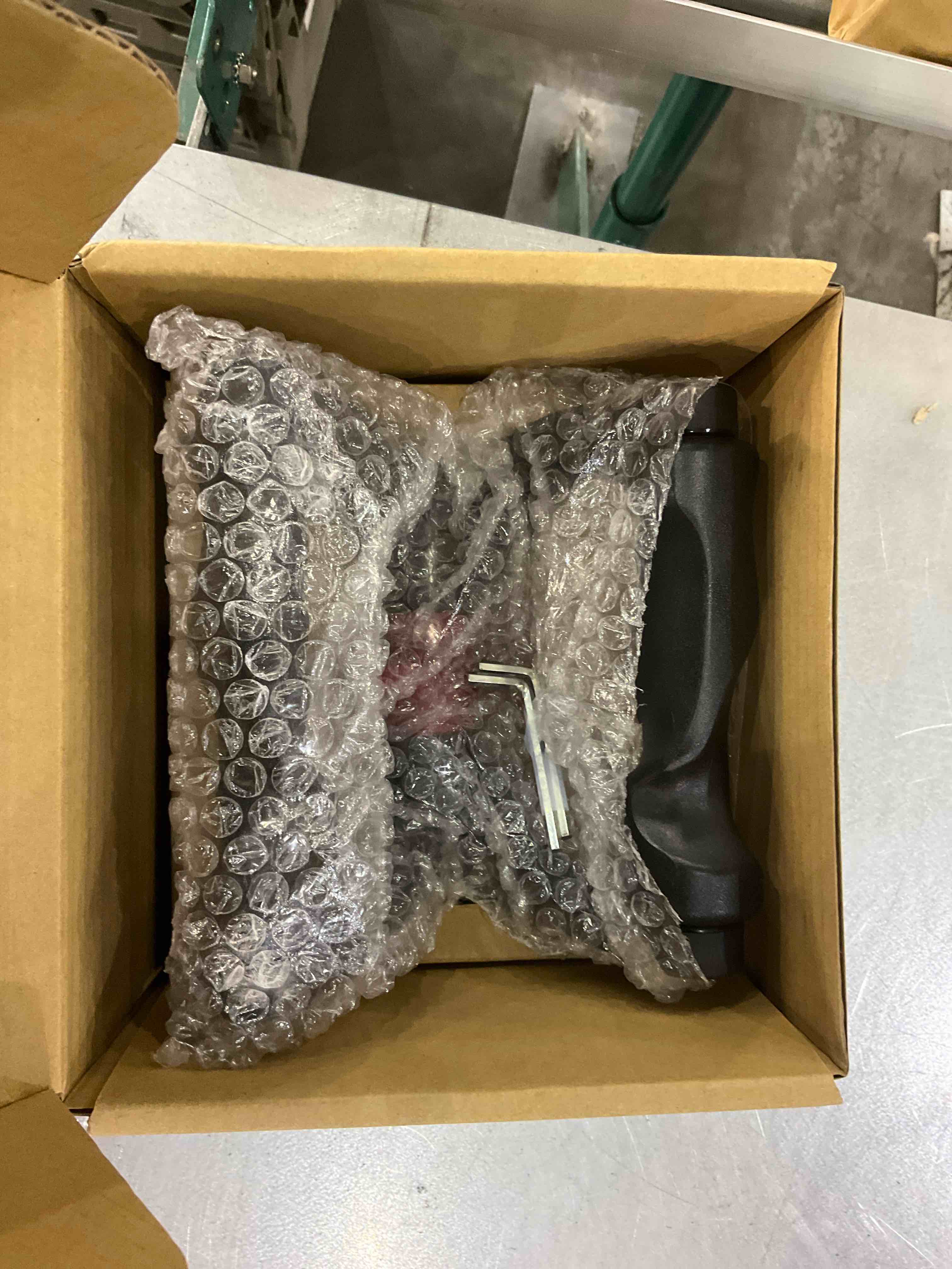 https://s3.amazonaws.com/lotting-images-prod/bidfta/EXS00544308_1695901967329.jpeg