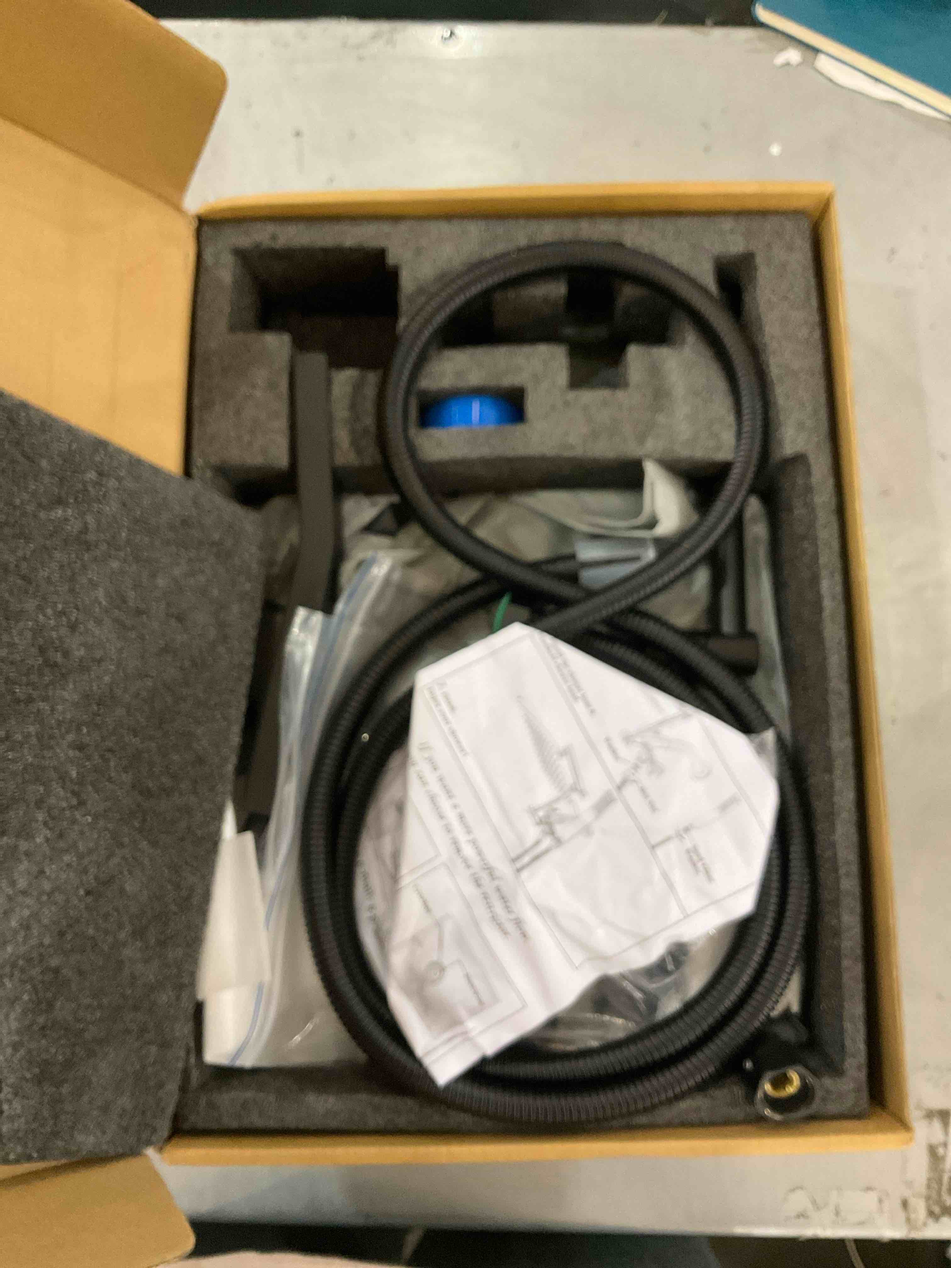 https://s3.amazonaws.com/lotting-images-prod/bidfta/EXS00546762_1695736868438.jpeg