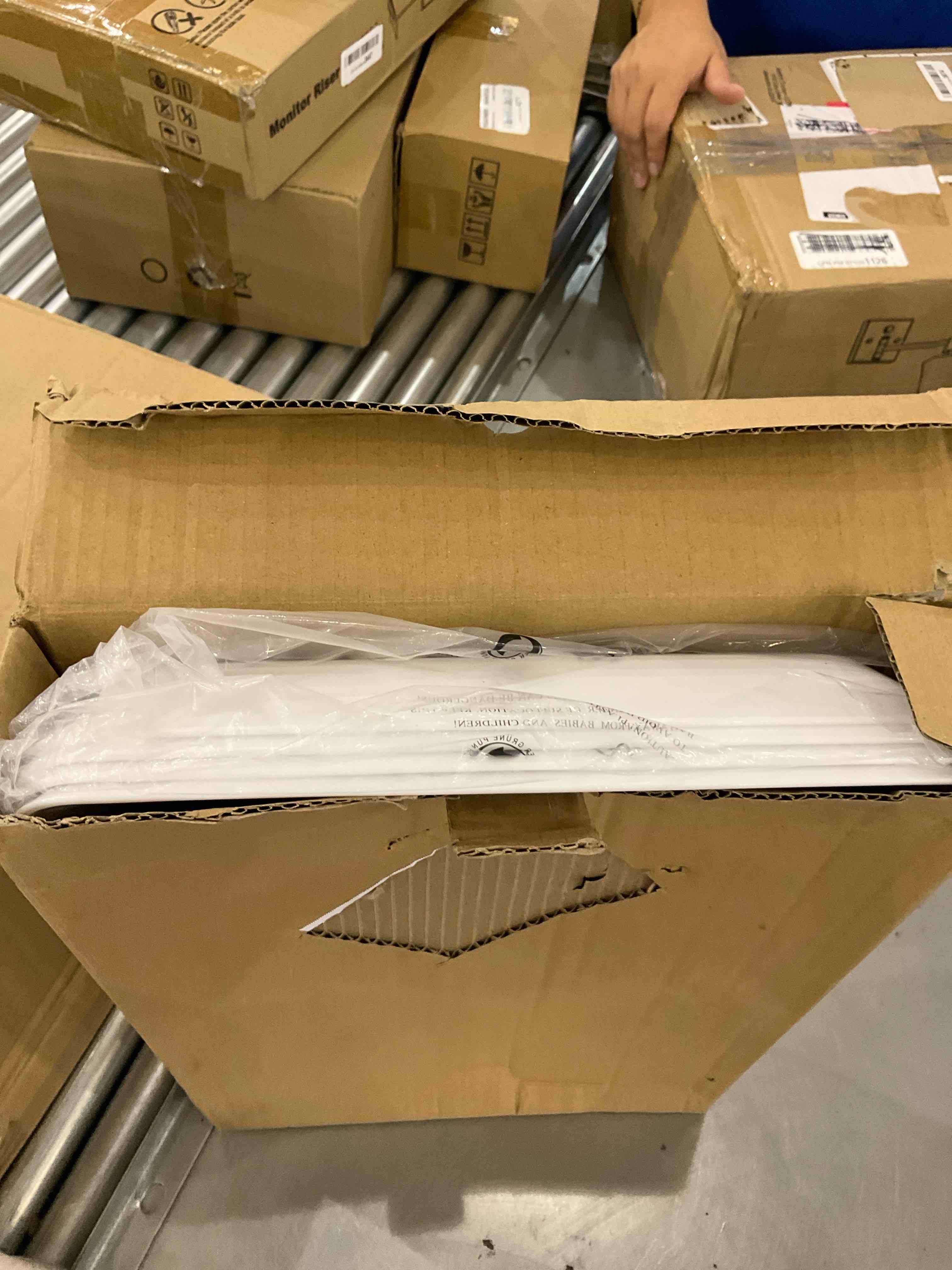 https://s3.amazonaws.com/lotting-images-prod/bidfta/EXS00546799_1695740445305.jpeg
