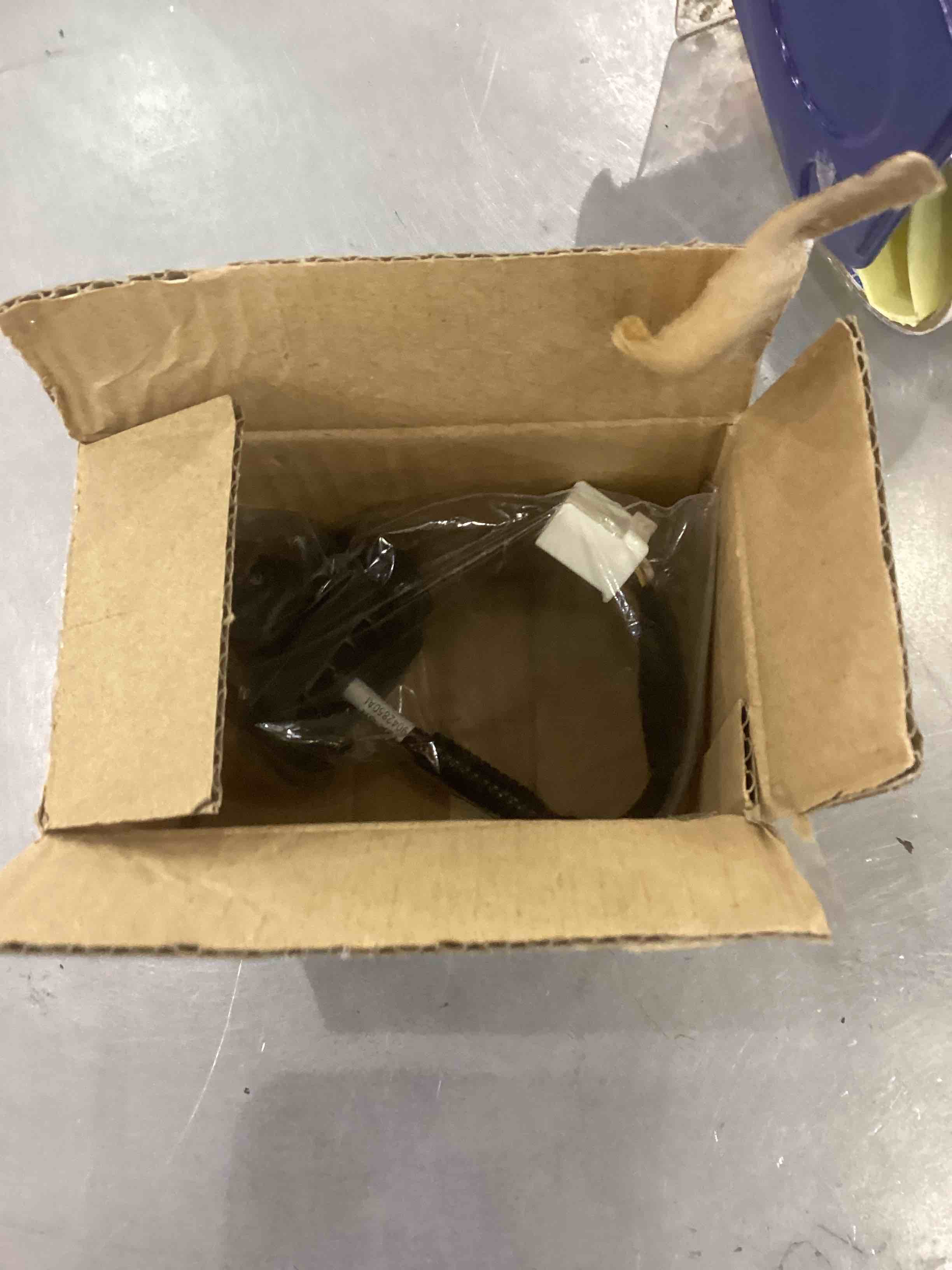 https://s3.amazonaws.com/lotting-images-prod/bidfta/EXS00554798_1693927261059.jpeg