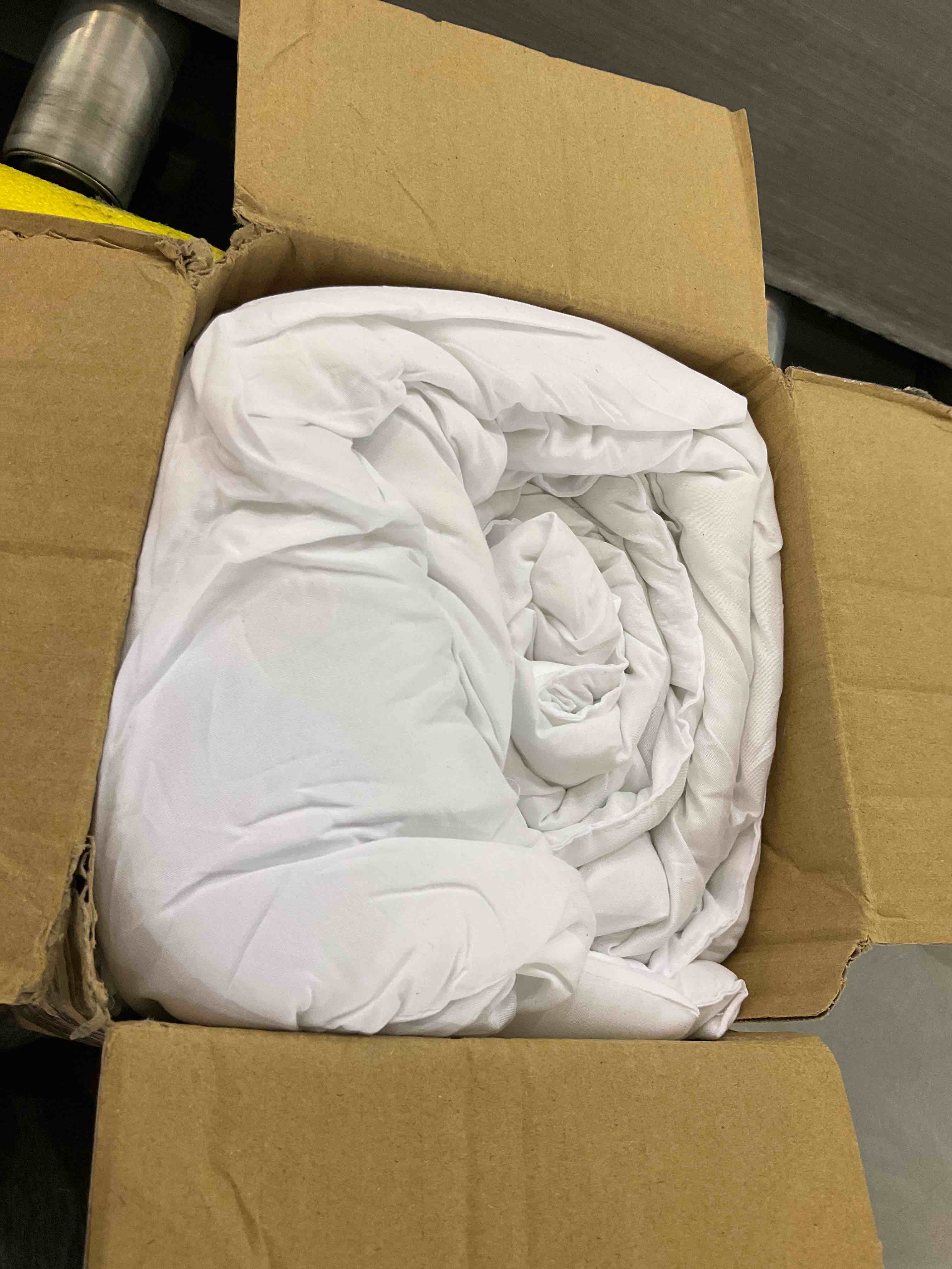 https://s3.amazonaws.com/lotting-images-prod/bidfta/EXS00557300_1694020750986.jpeg