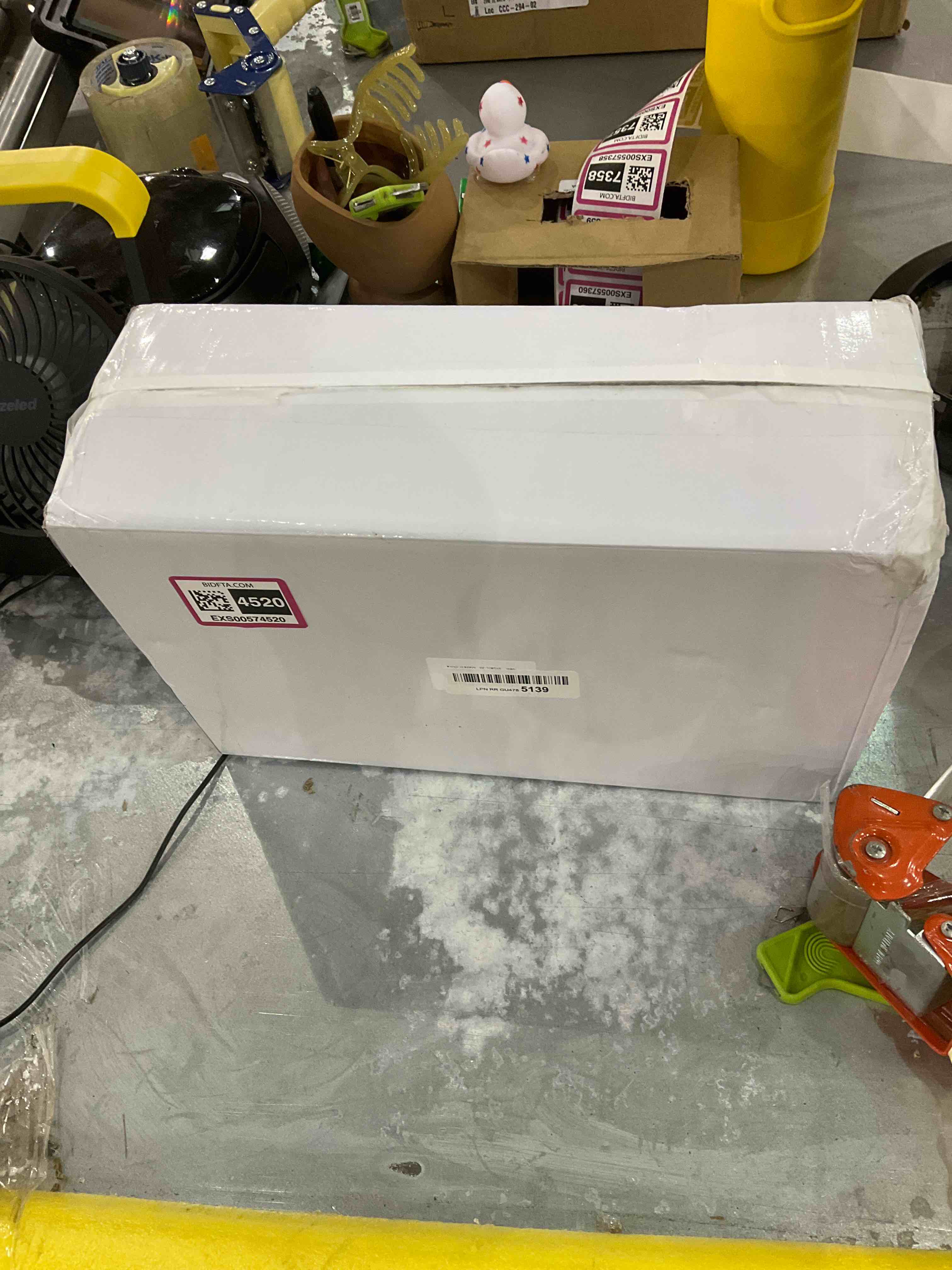 https://s3.amazonaws.com/lotting-images-prod/bidfta/EXS00574520_1694087960747.jpeg